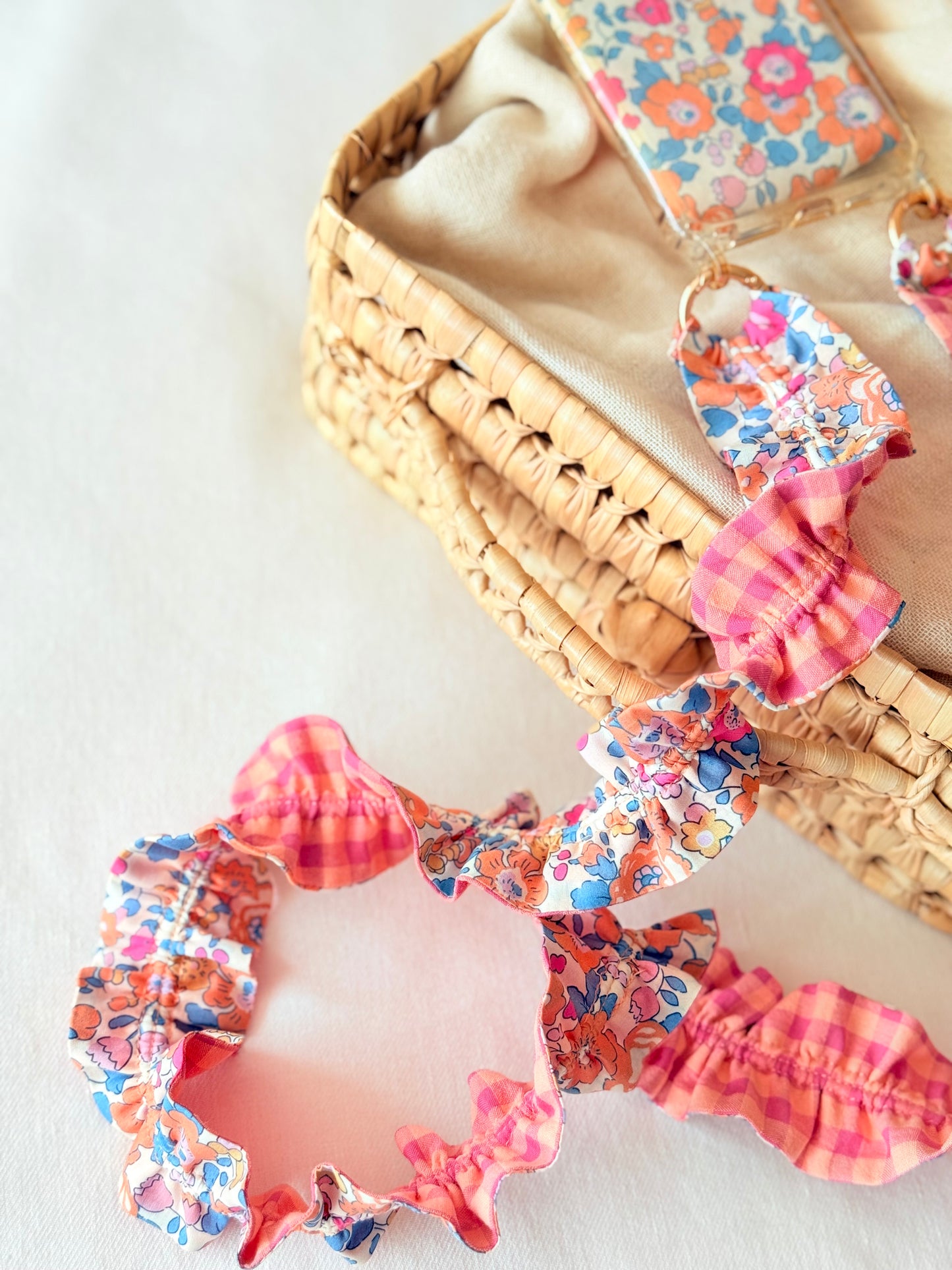 Conjunto Cuelga Movil Rizado Liberty Betsy Coral y Vichy