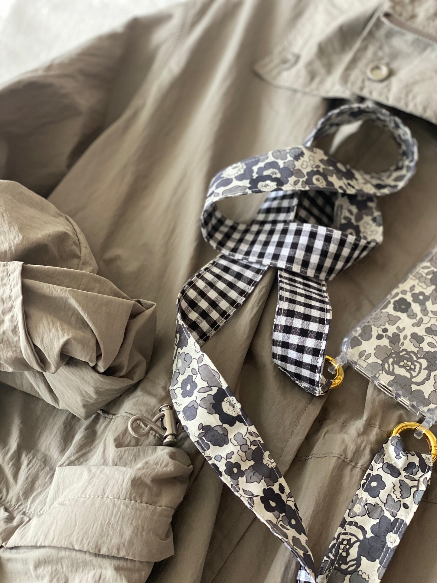 Cuelga Movil Combinado Liberty Betsy Gris y Vichy Negro