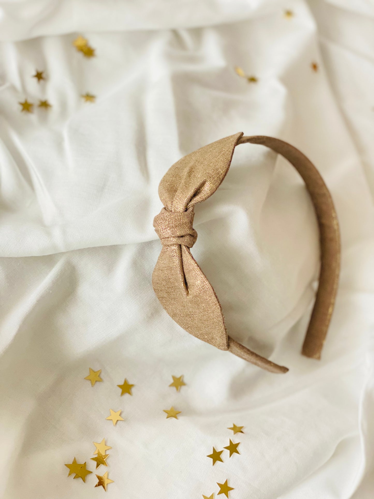 Diadema Orejitas Pegadas Lino Dorado