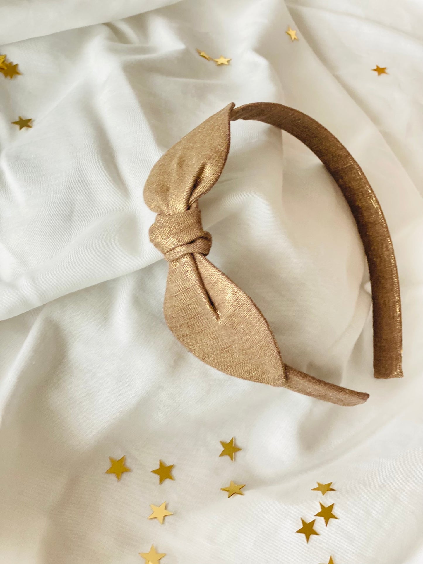 Diadema Orejitas Pegadas Lino Dorado