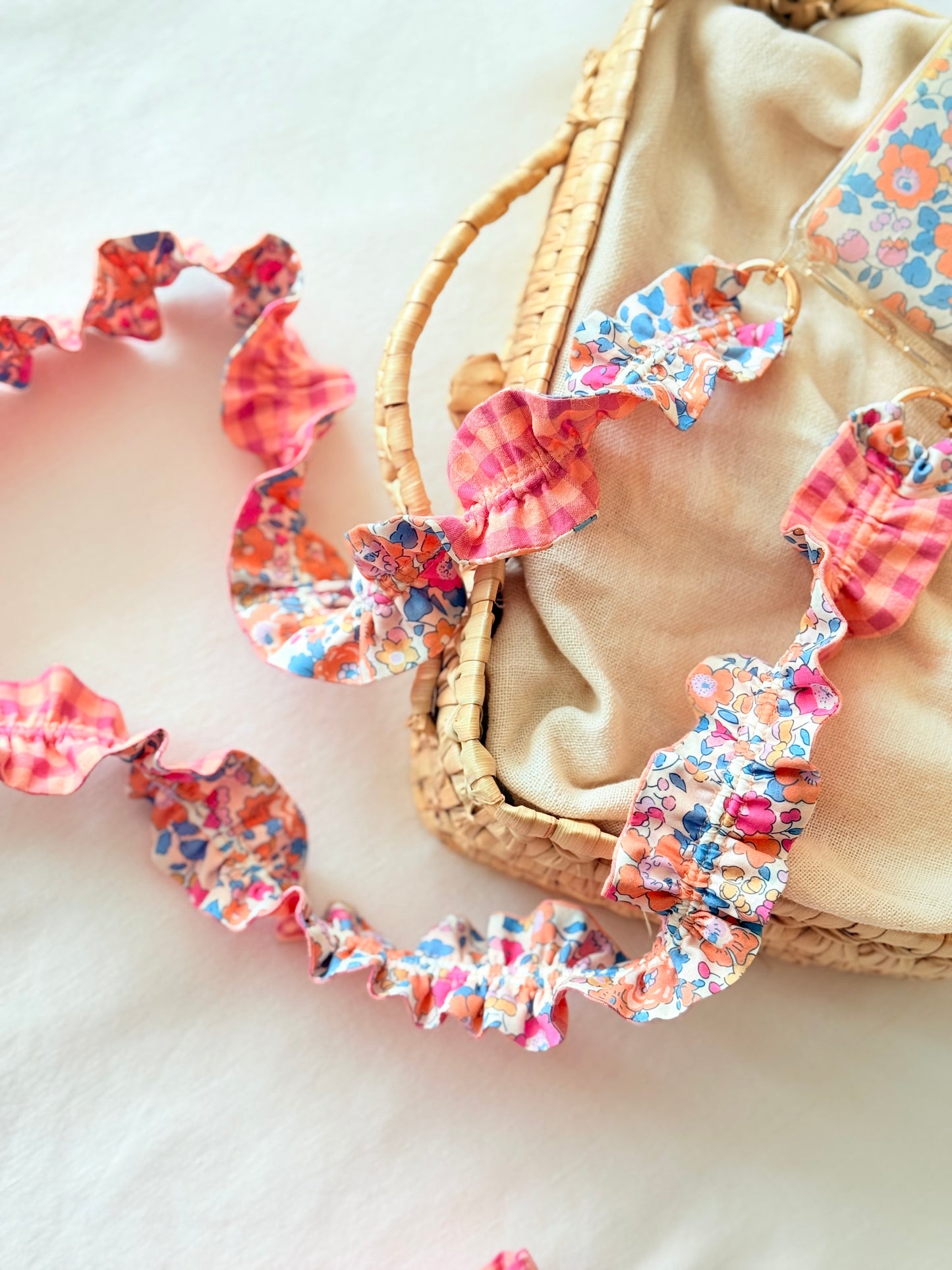 Conjunto Cuelga Movil Rizado Liberty Betsy Coral y Vichy