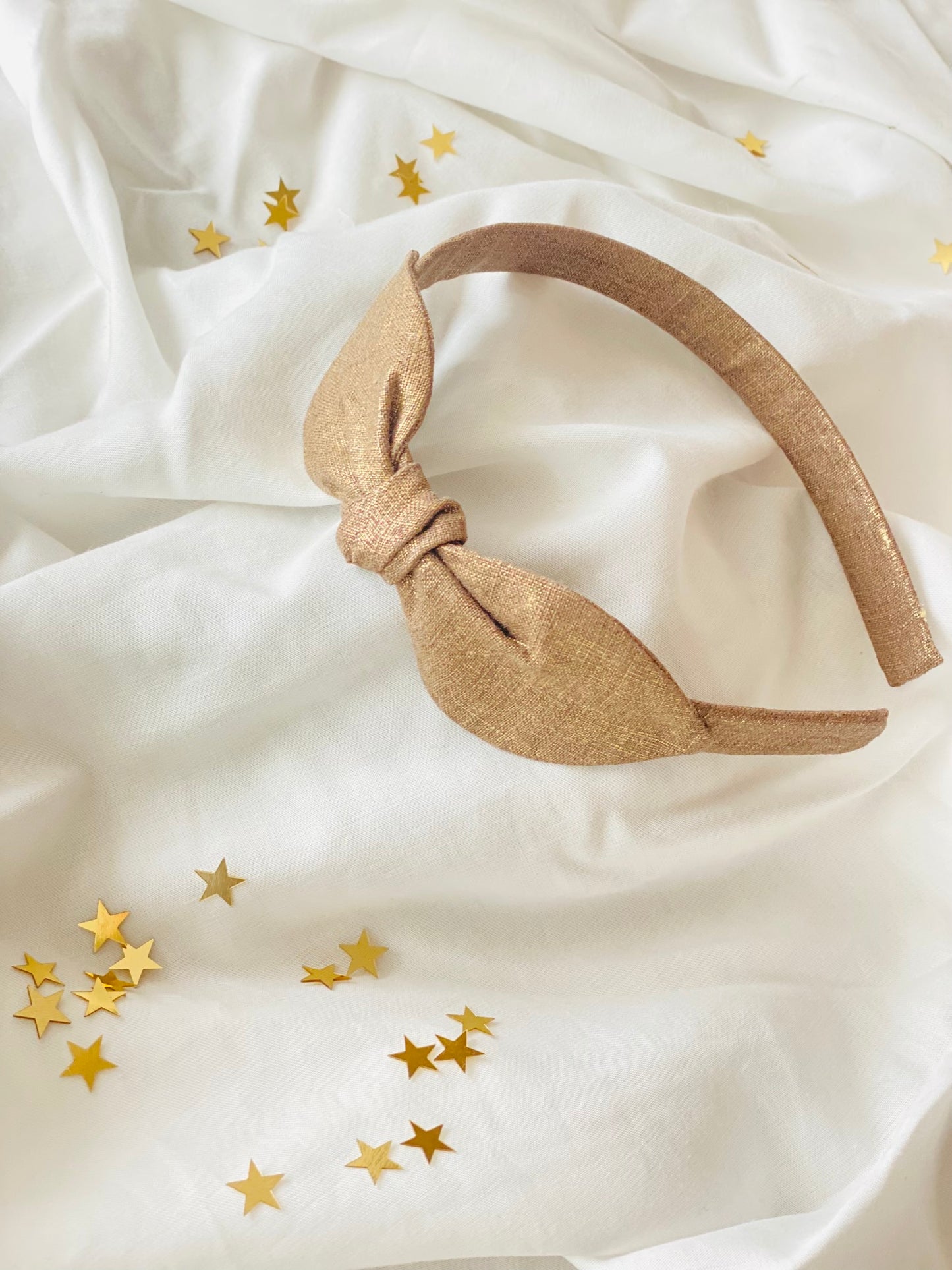 Diadema Orejitas Pegadas Lino Dorado