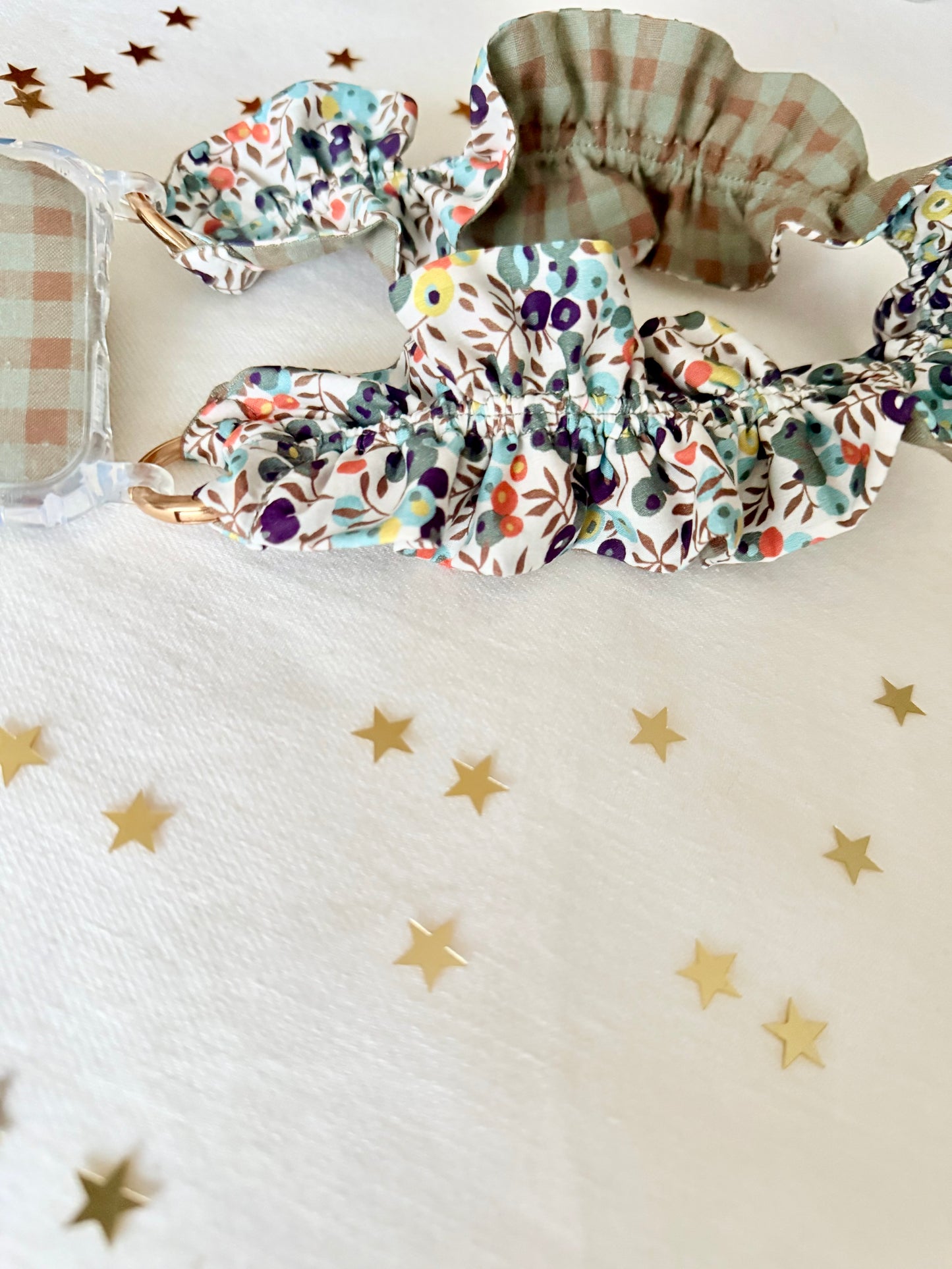 Conjunto Cuelga Movil Rizado Corto Liberty Oliva y Vichy