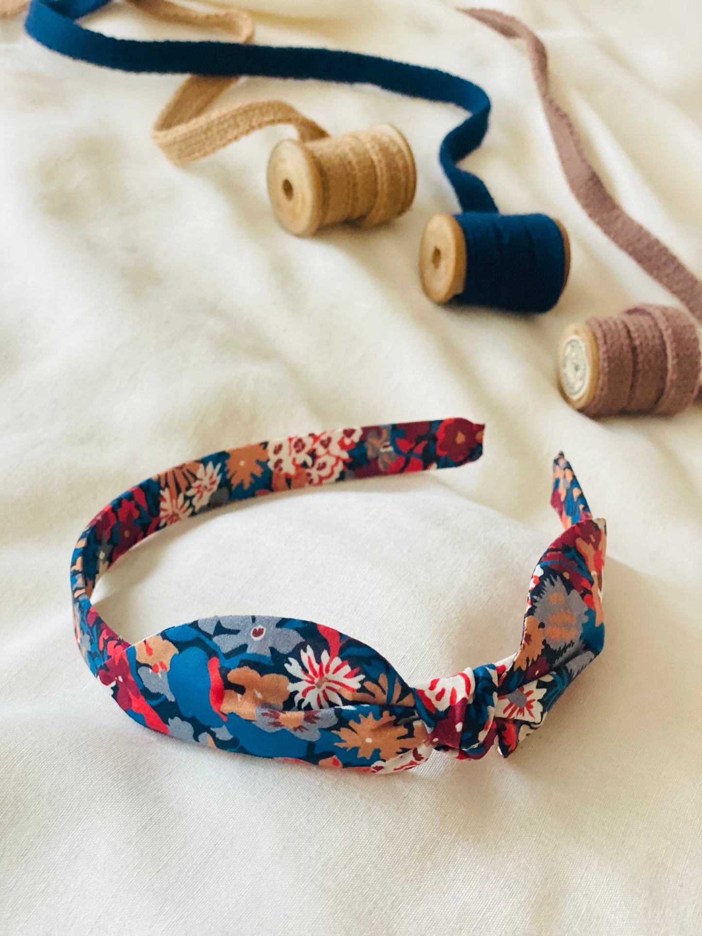 Diadema Orejitas Pegadas Liberty Betsy Tostado