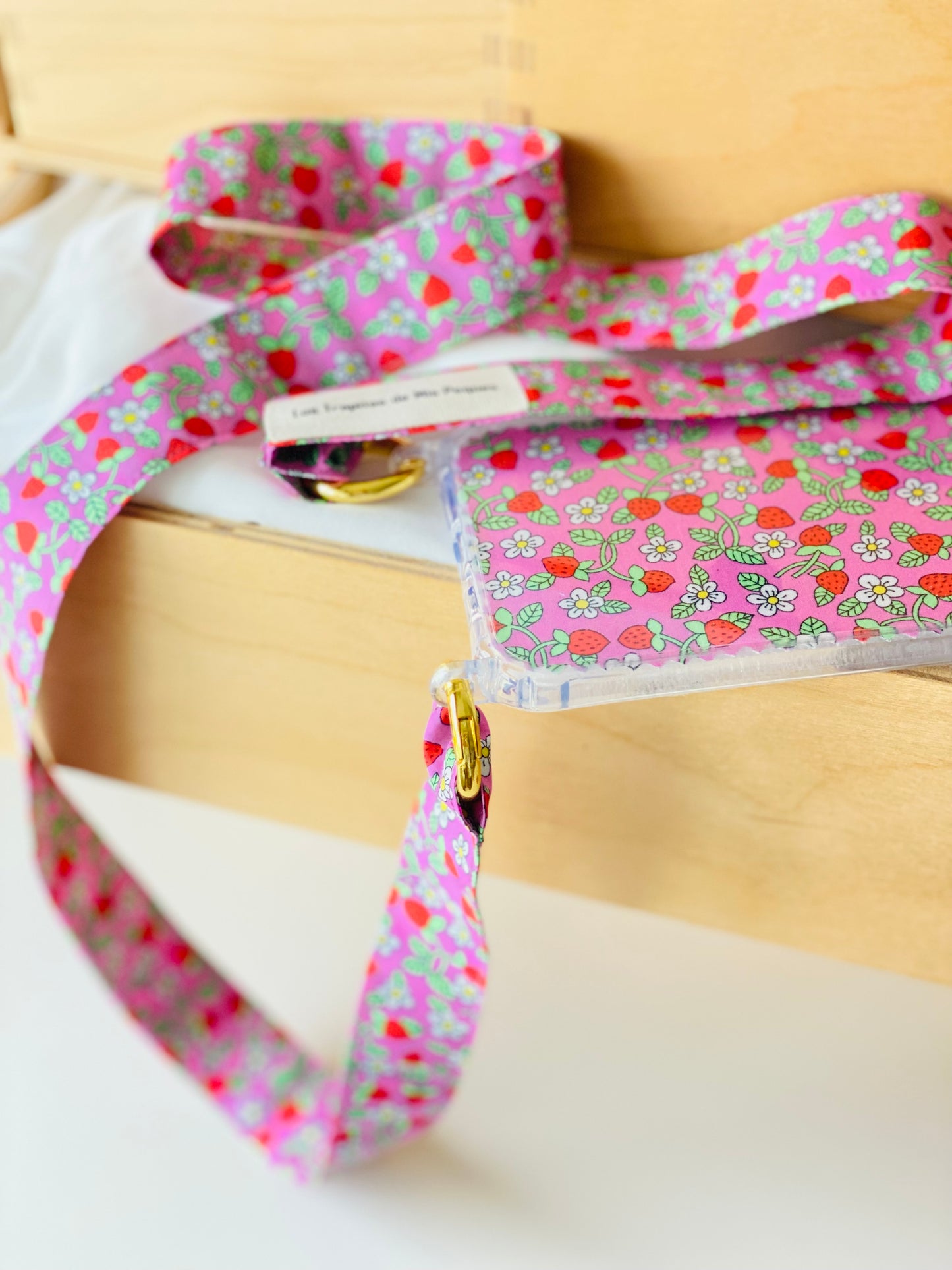 Conjunto Funda Cuelga Movil Liberty Fresas