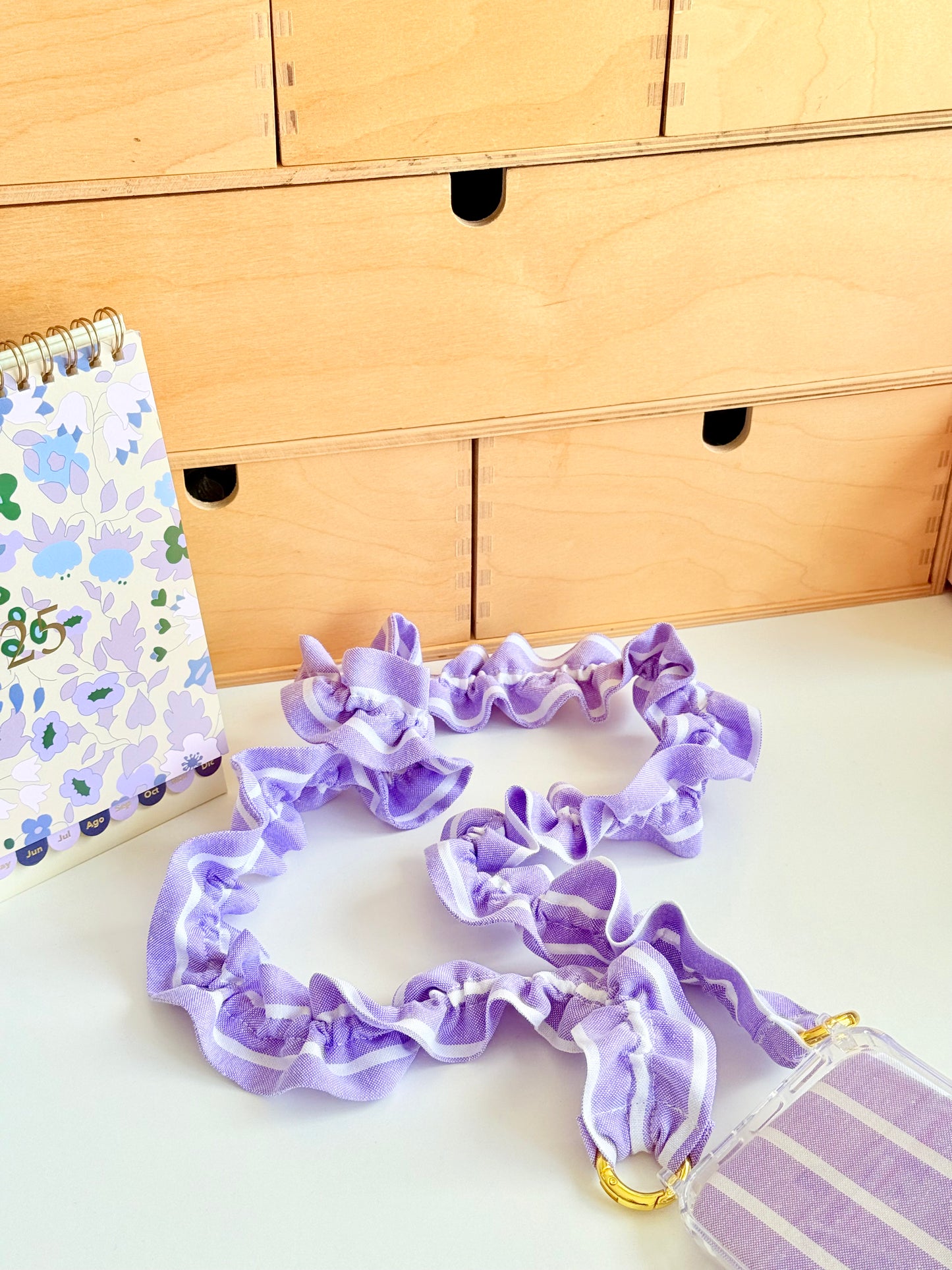 Conjunto Cuelga Movil Rizado Lino Rayas Lila