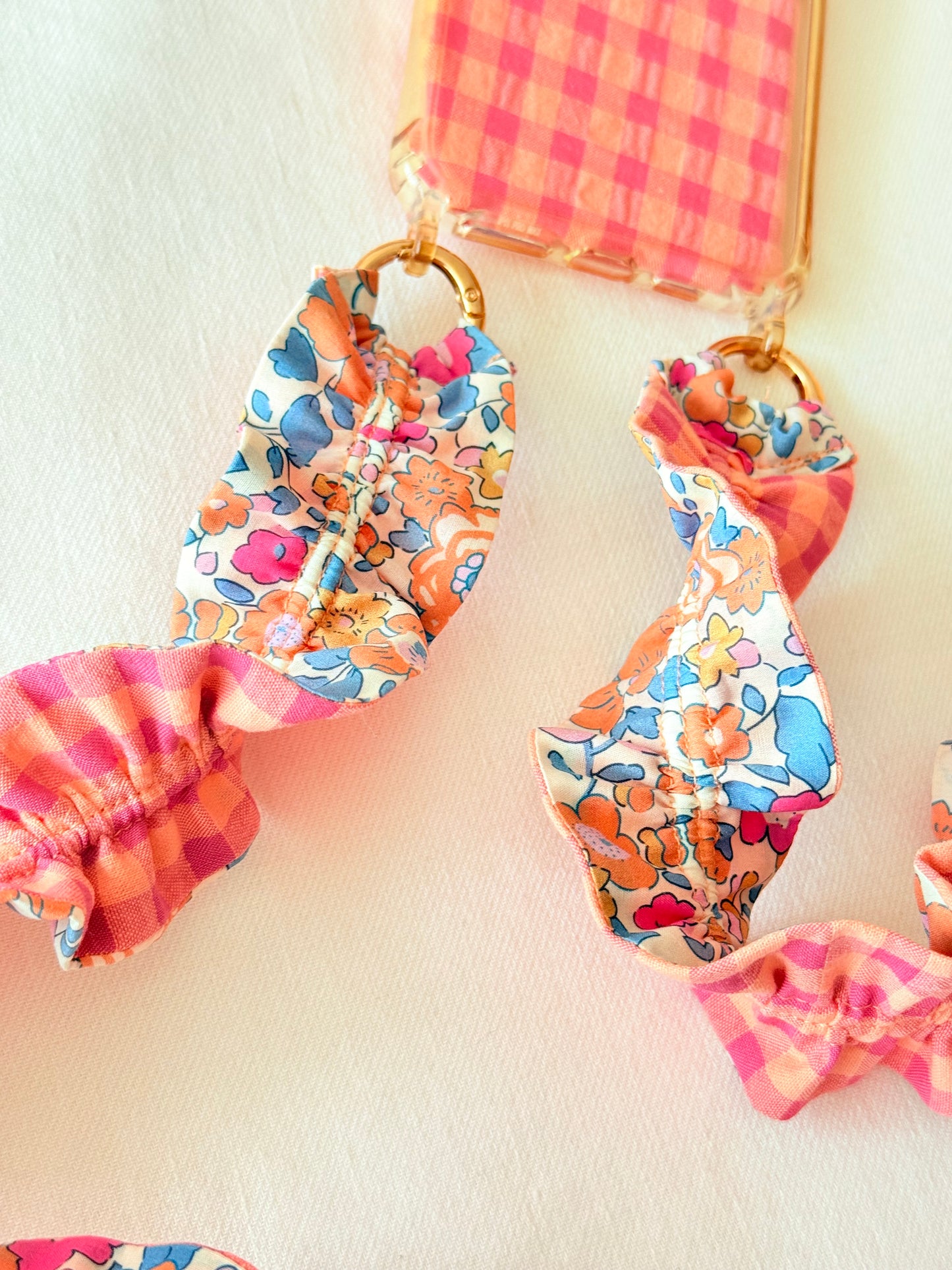 Conjunto Cuelga Movil Rizado Liberty Betsy Coral y Vichy (funda Vichy)