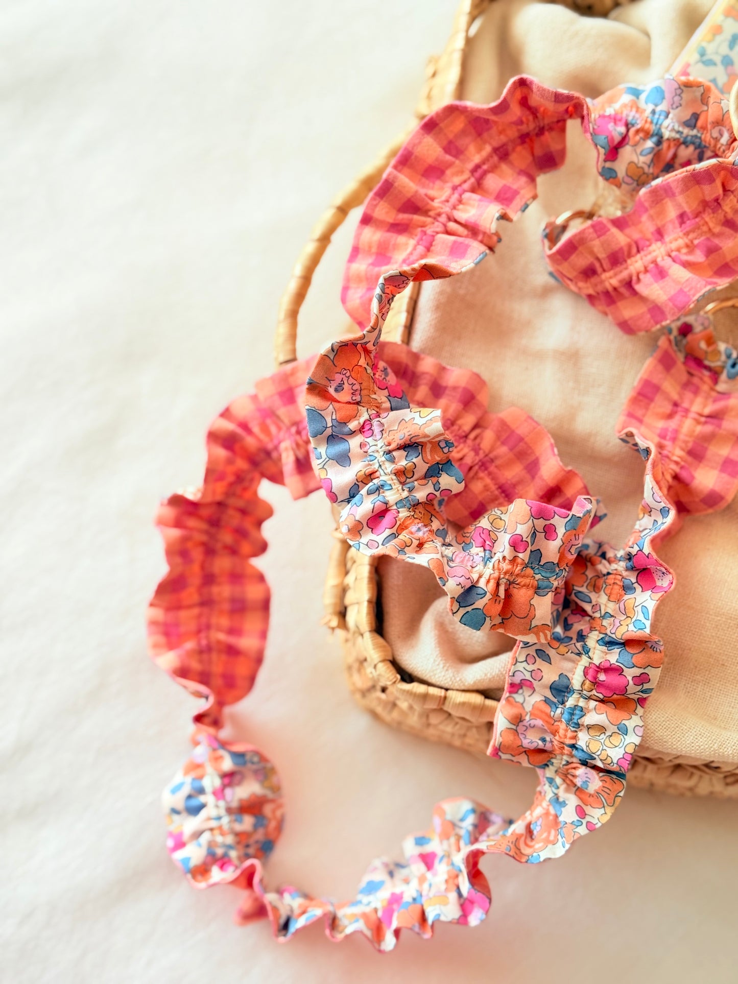 Conjunto Cuelga Movil Rizado Liberty Betsy Coral y Vichy