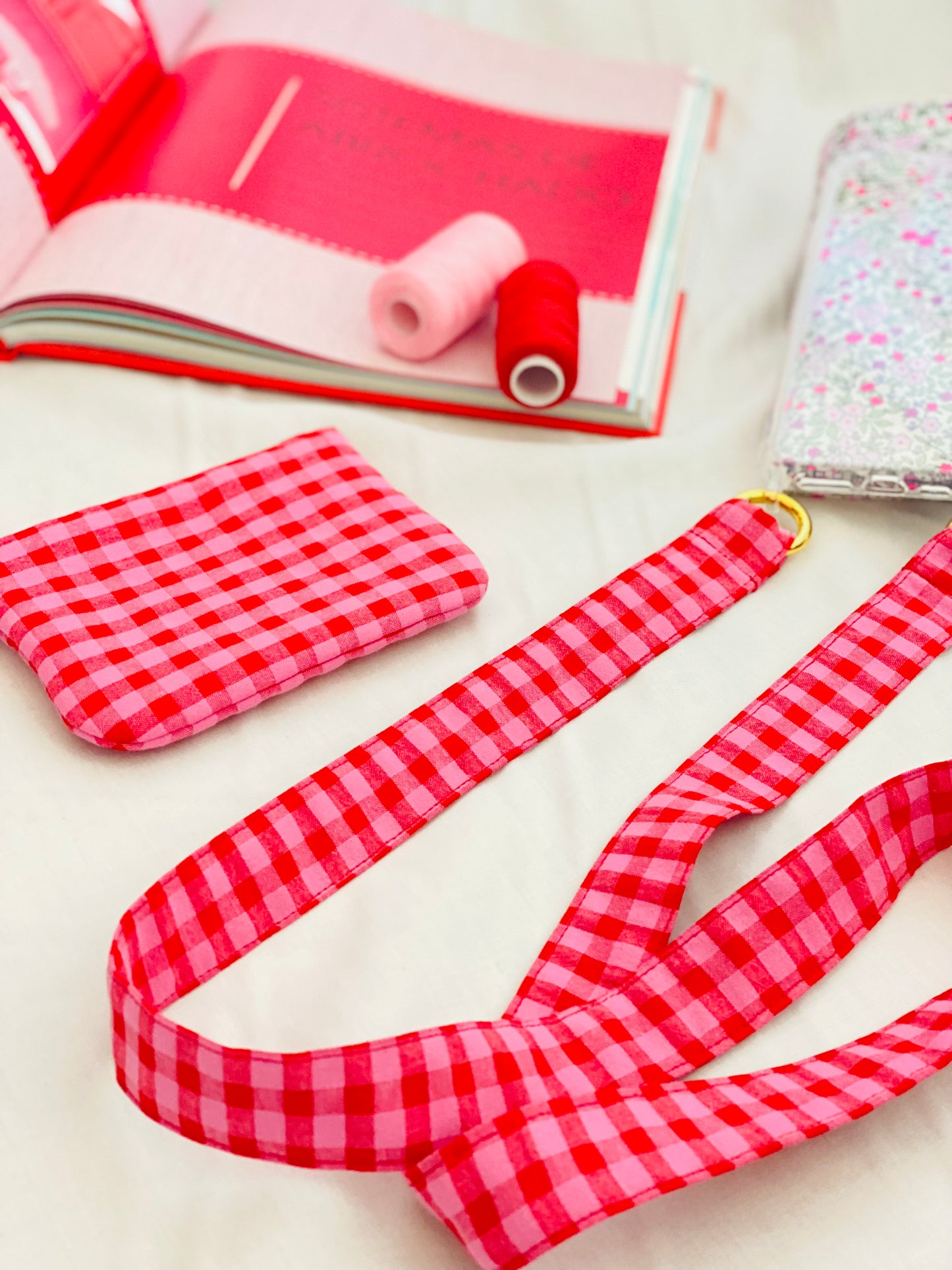 Conjunto Funda Cuelga Movil Vichy Rojo y Rosa