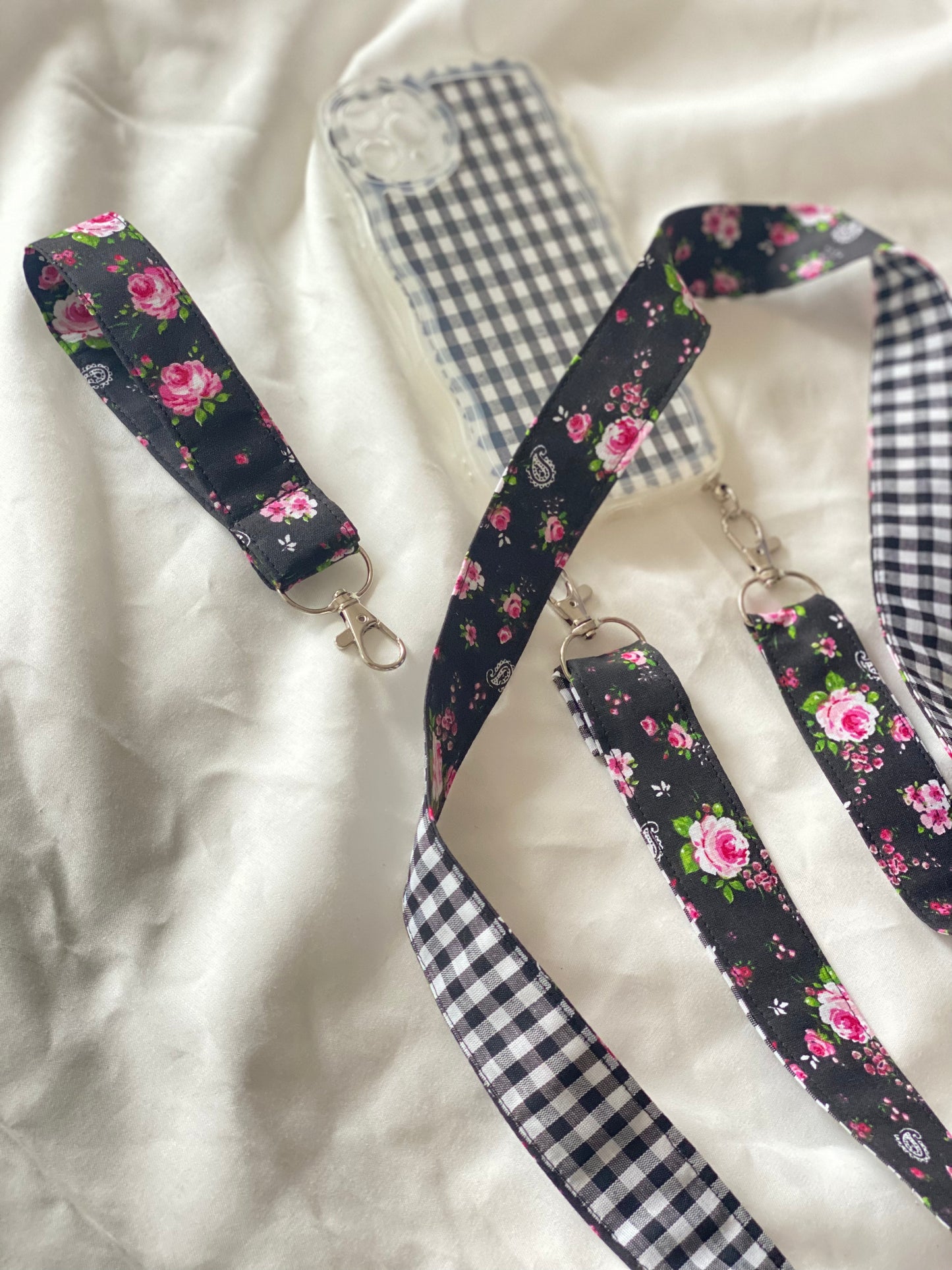 Cuelga Movil Combinado Flores y Vichy Negro