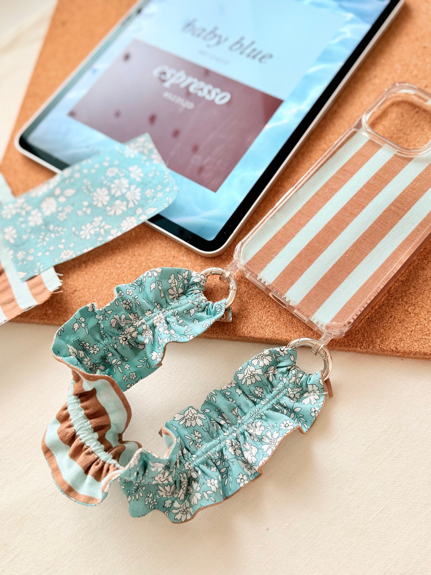 Conjunto Cuelga Móvil Liberty Tanna Turquesa y Rayas
