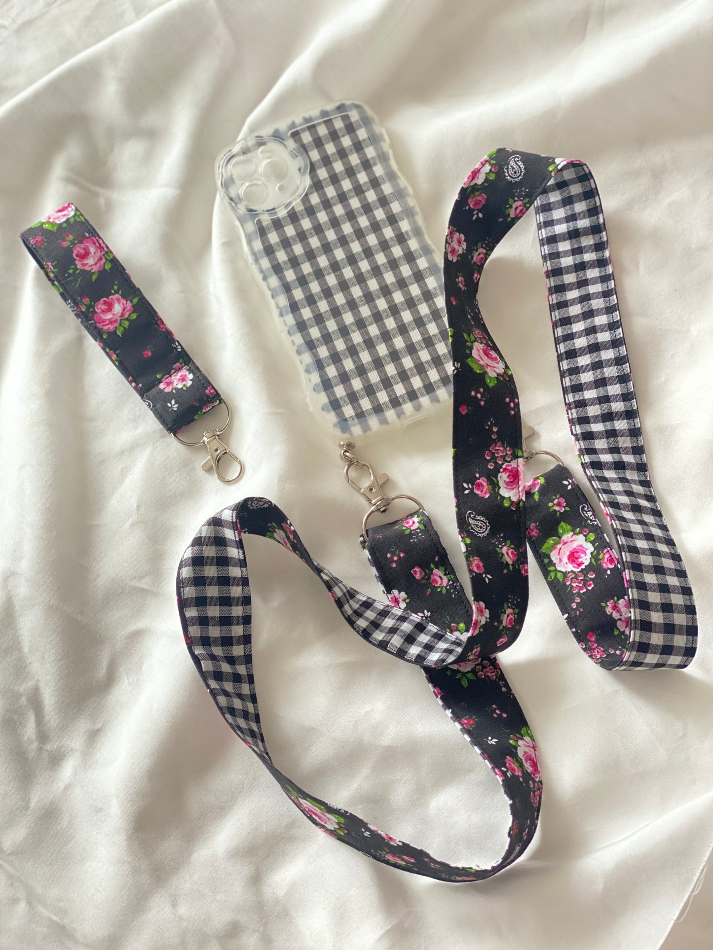 Cuelga Movil Combinado Flores y Vichy Negro