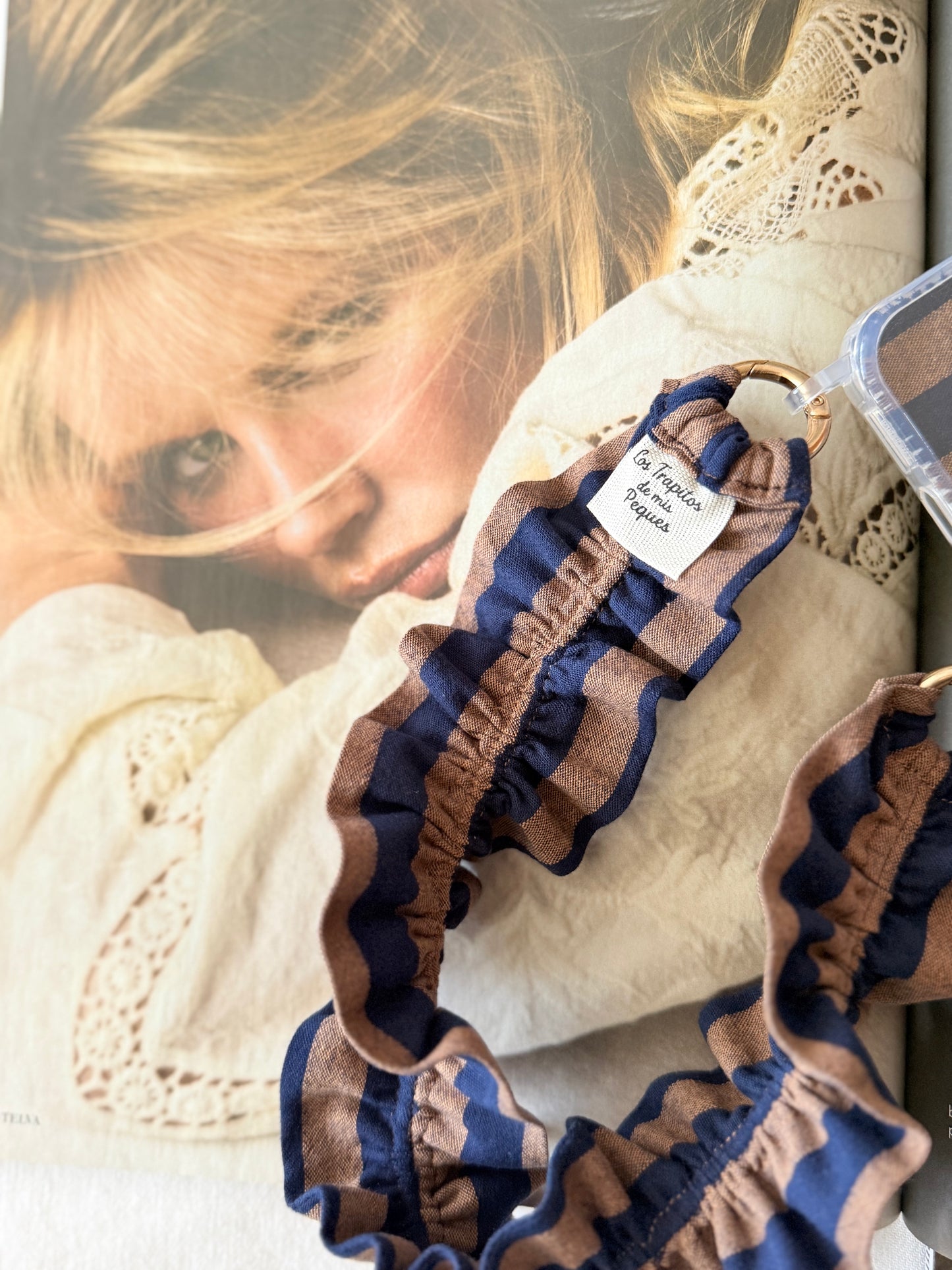 Conjunto Cuelga Movil Rizado Corto Rayas Tostado y Marino