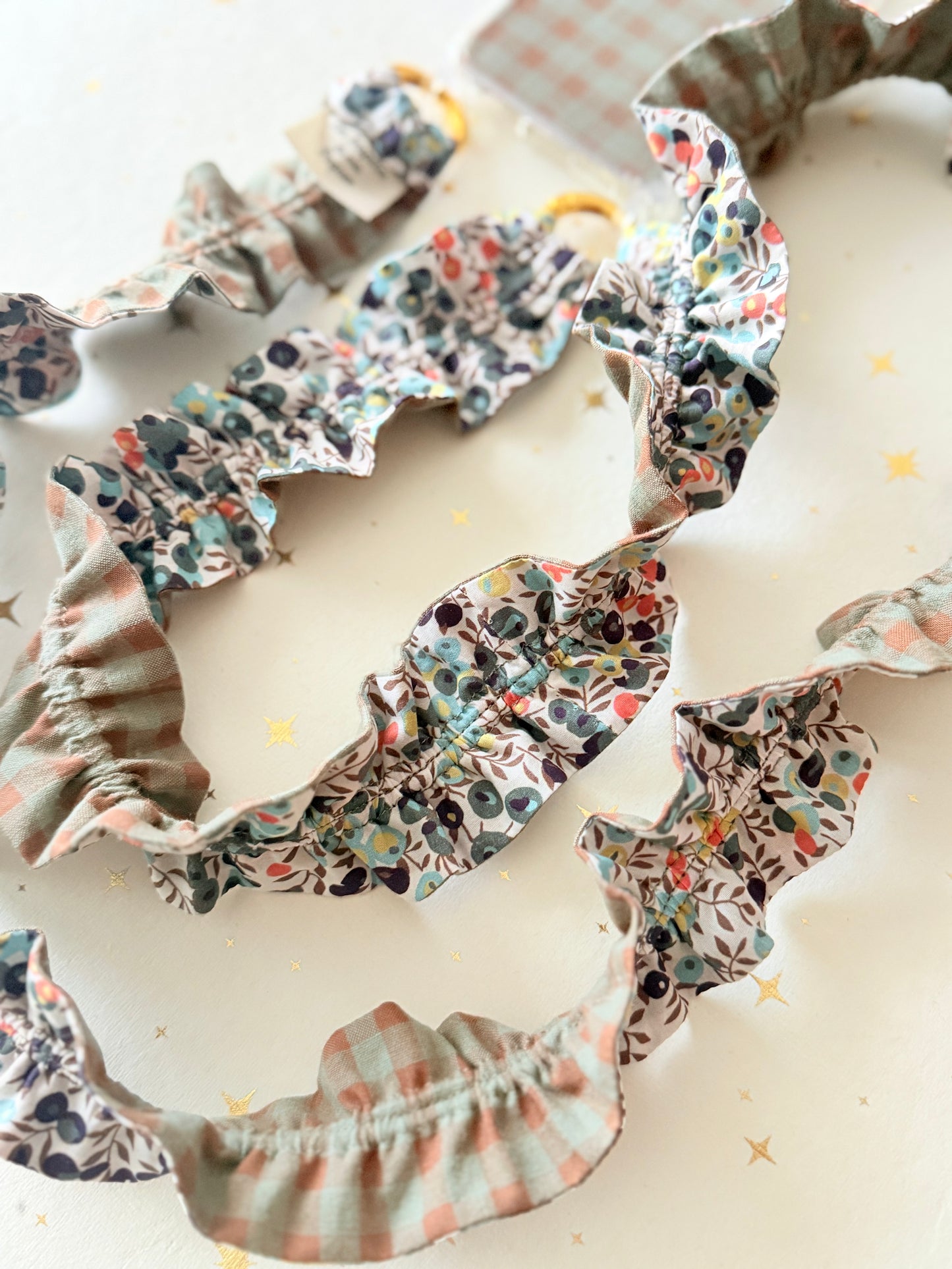 Conjunto Cuelga Movil Liberty Oliva y Vichy