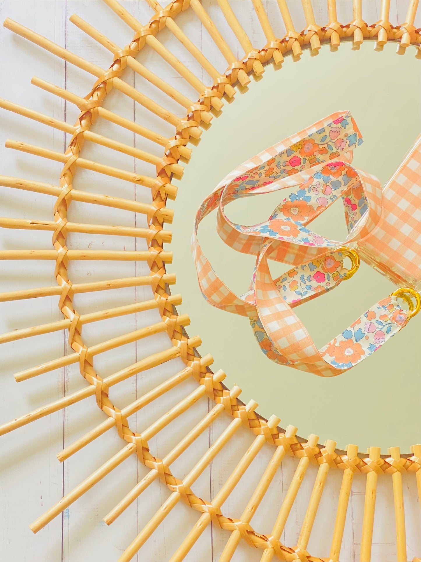 Conjunto Cuelga Movil Liberty Betsy Coral y Vichy