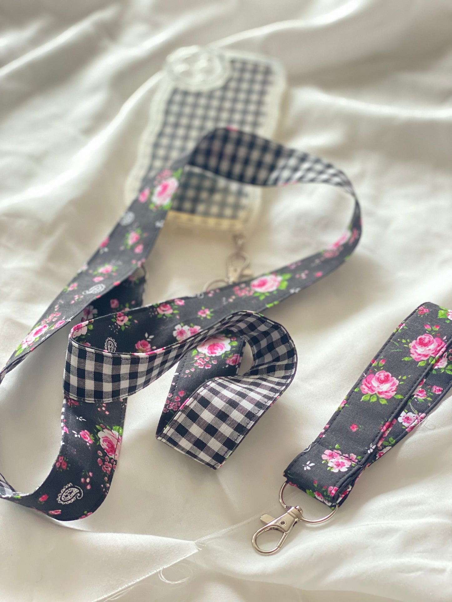 Cuelga Movil Combinado Flores y Vichy Negro
