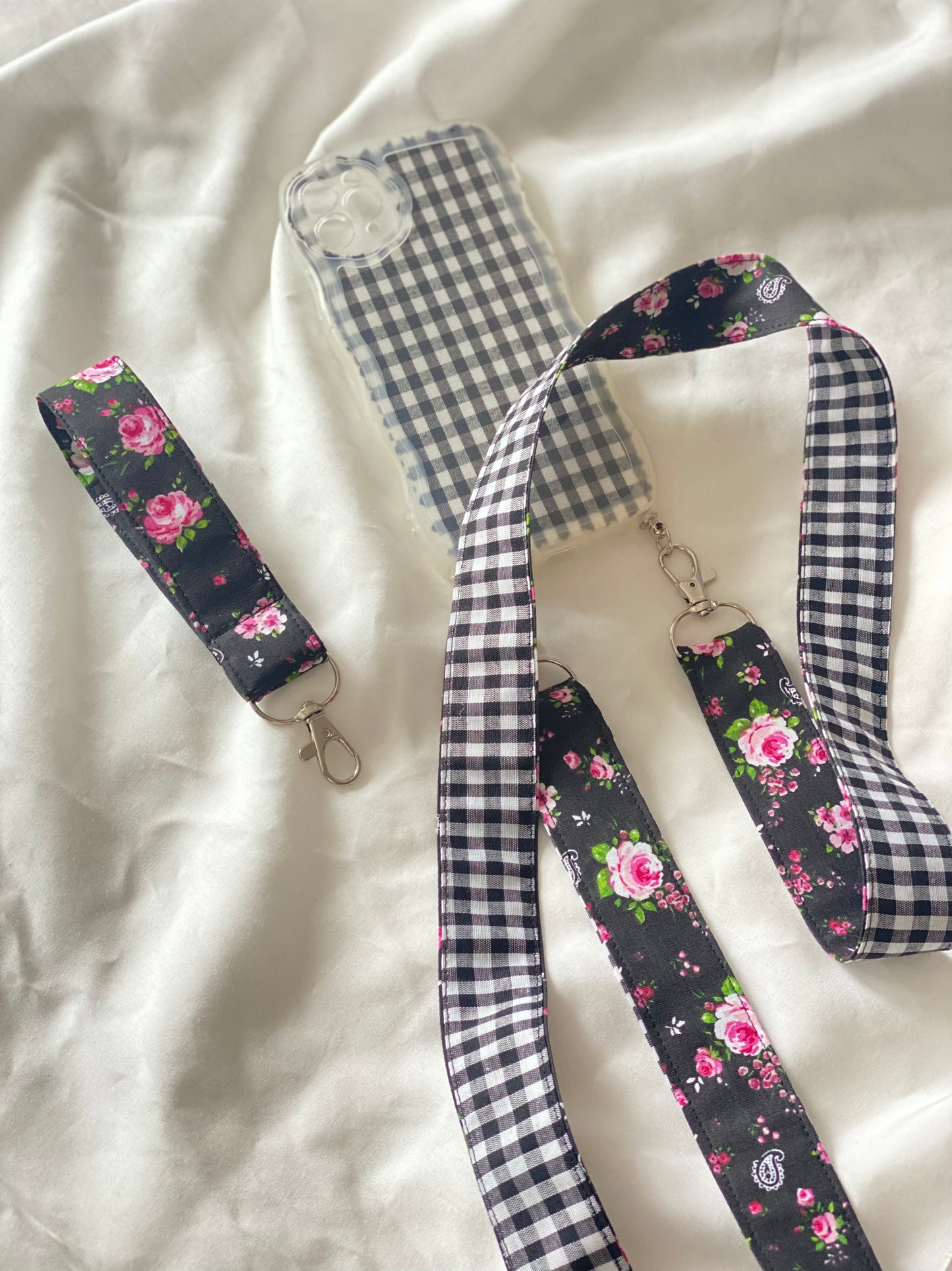 Cuelga Movil Combinado Flores y Vichy Negro