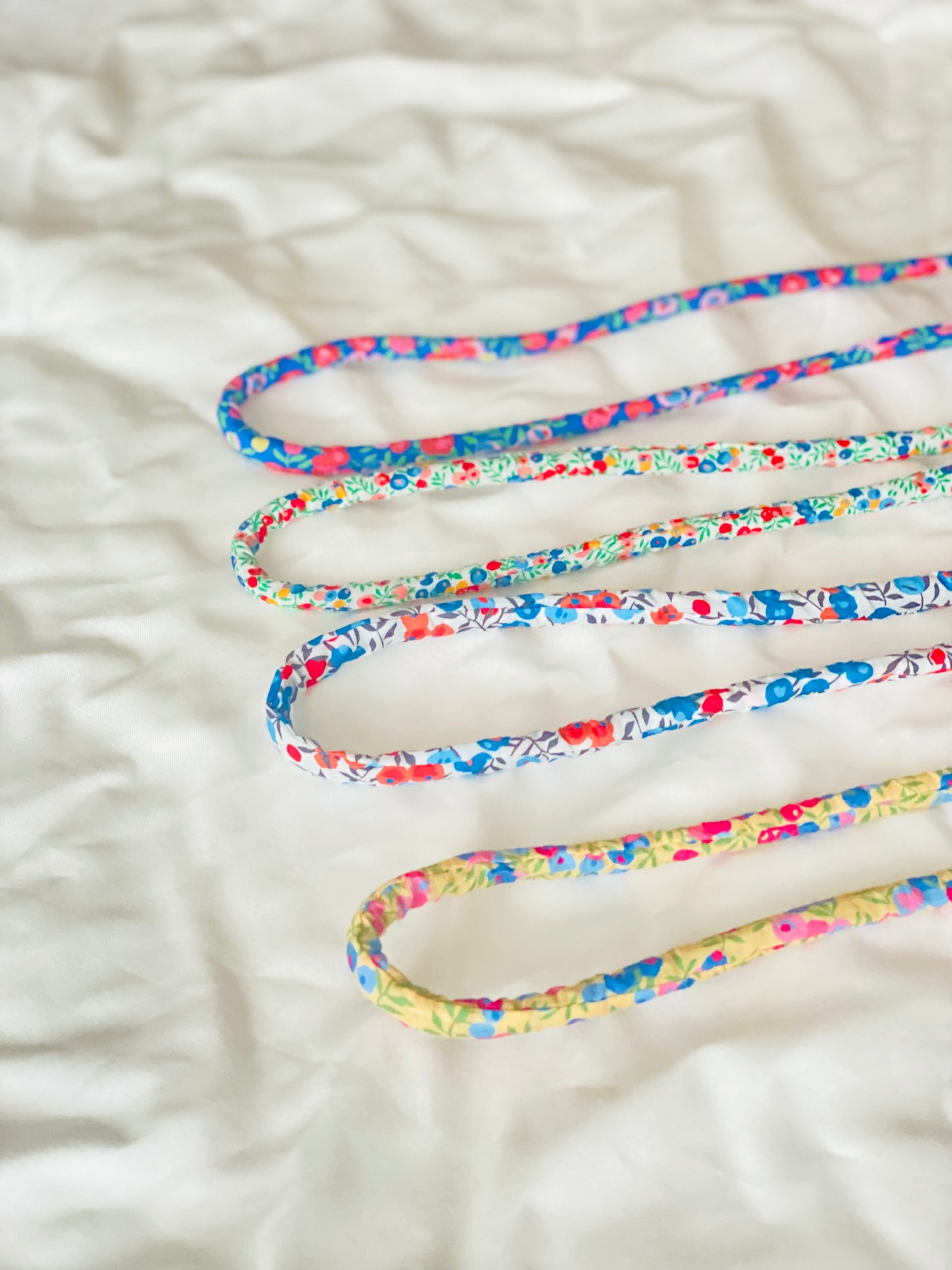 Conjunto Funda Cuelga Movil Liberty Wiltshire Mostaza (cordón)