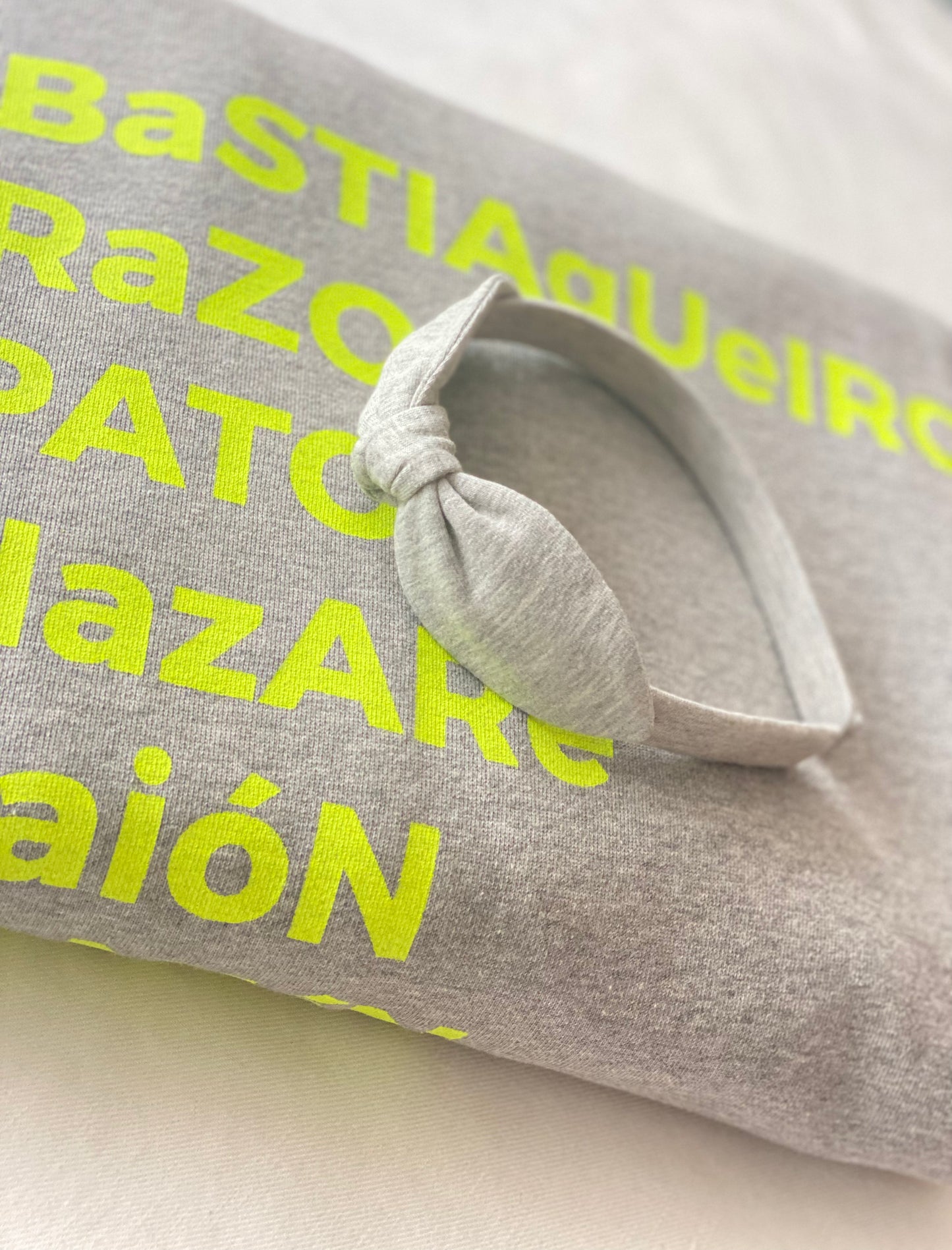Diadema Orejitas Pegadas Gris