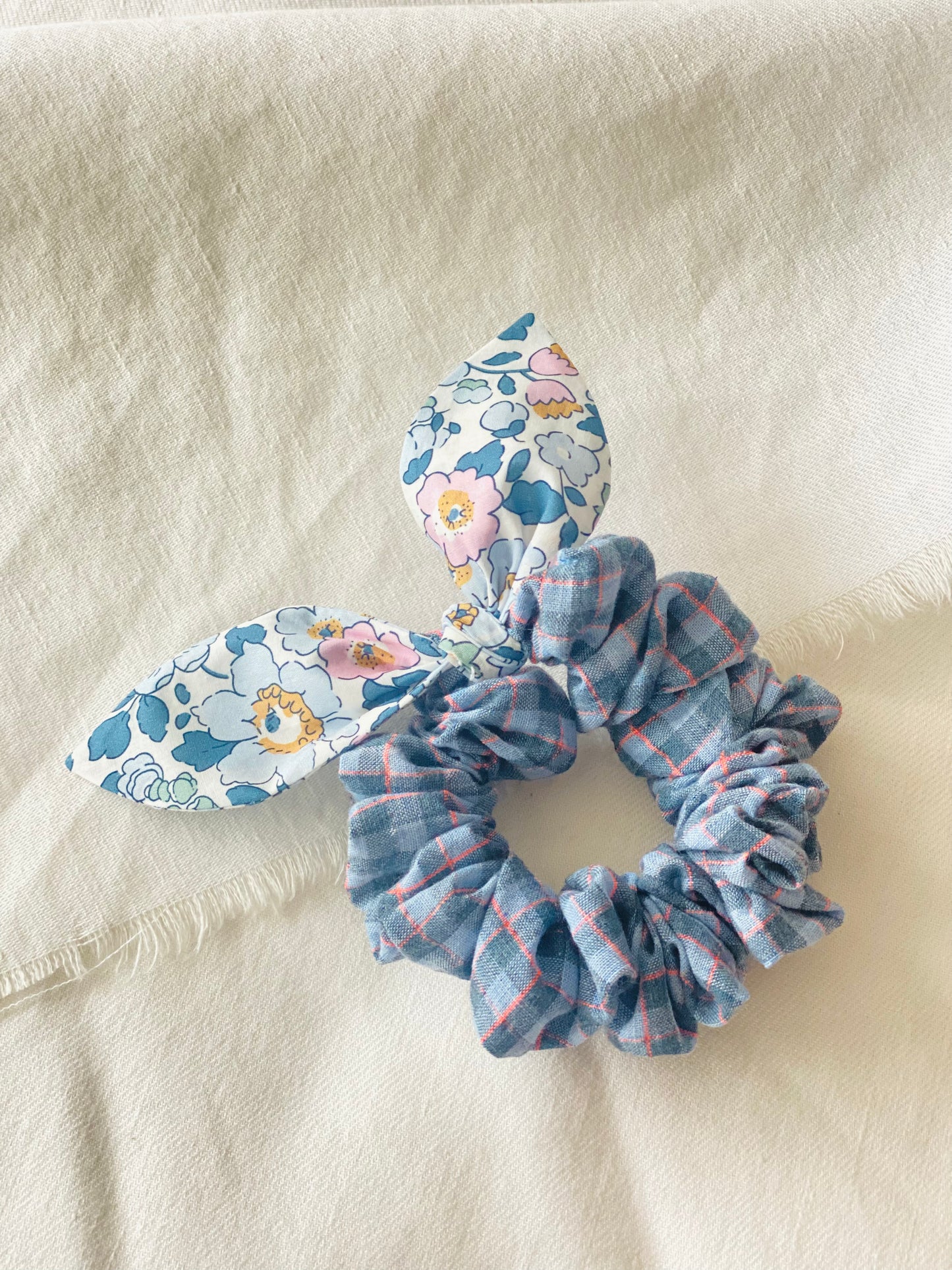 Scrunchie Orejitas Portalegre y Liberty Betsy Asuan