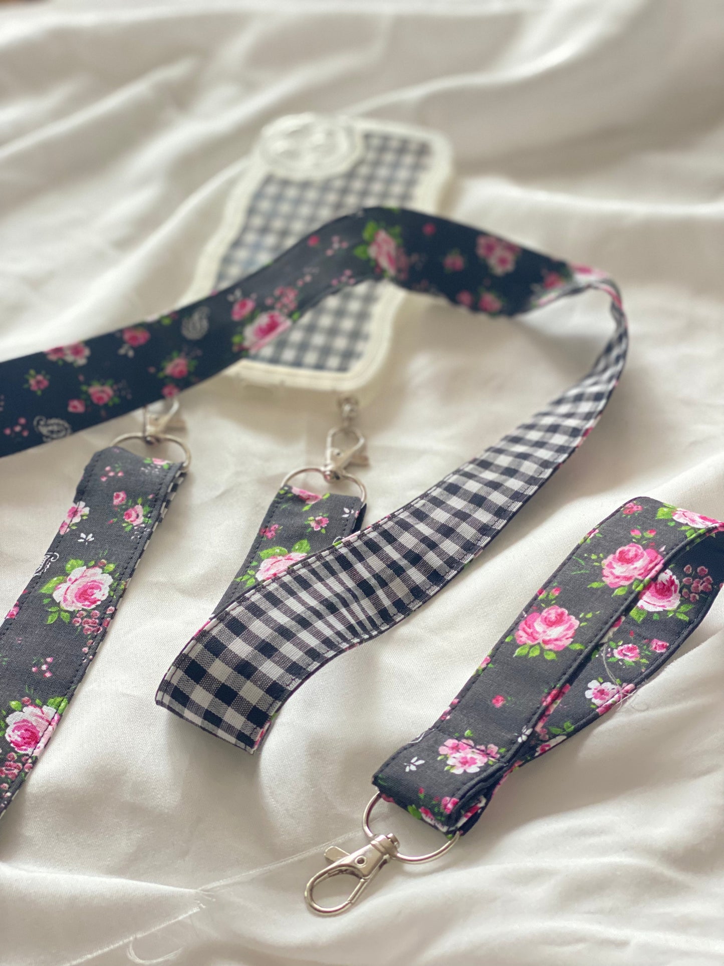 Cuelga Movil Combinado Flores y Vichy Negro