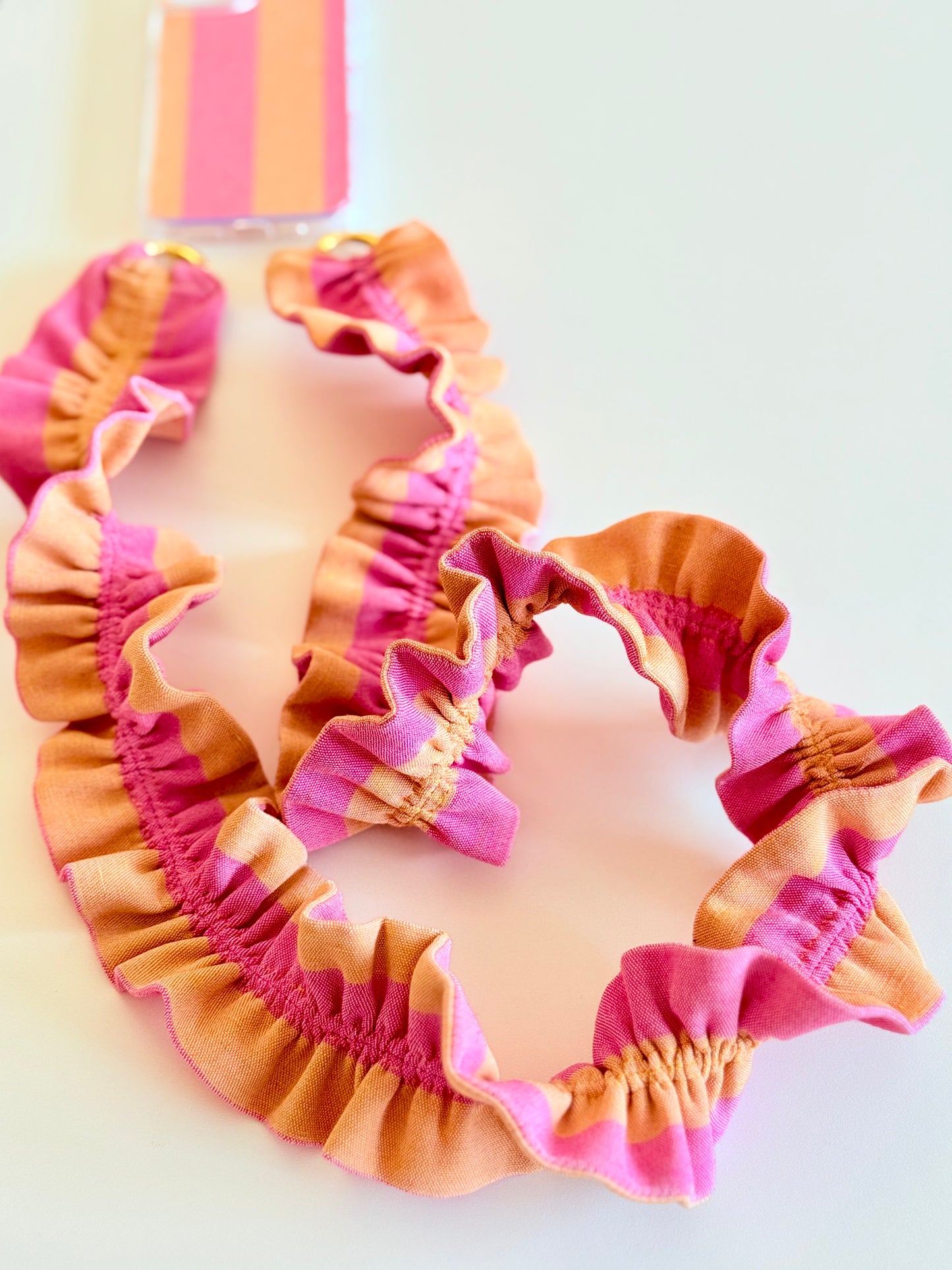 Conjunto Cuelga Movil Rizado Rayas Coral y Fresa