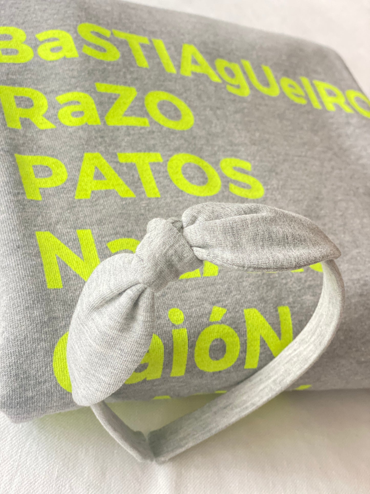Diadema Orejitas Pegadas Gris