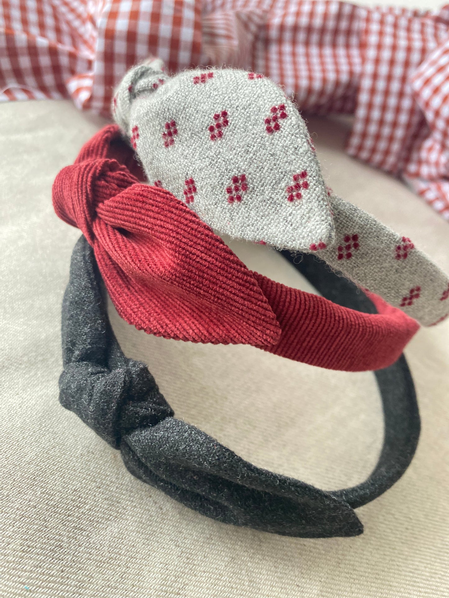 Diadema Orejitas Gris y detalles Granates
