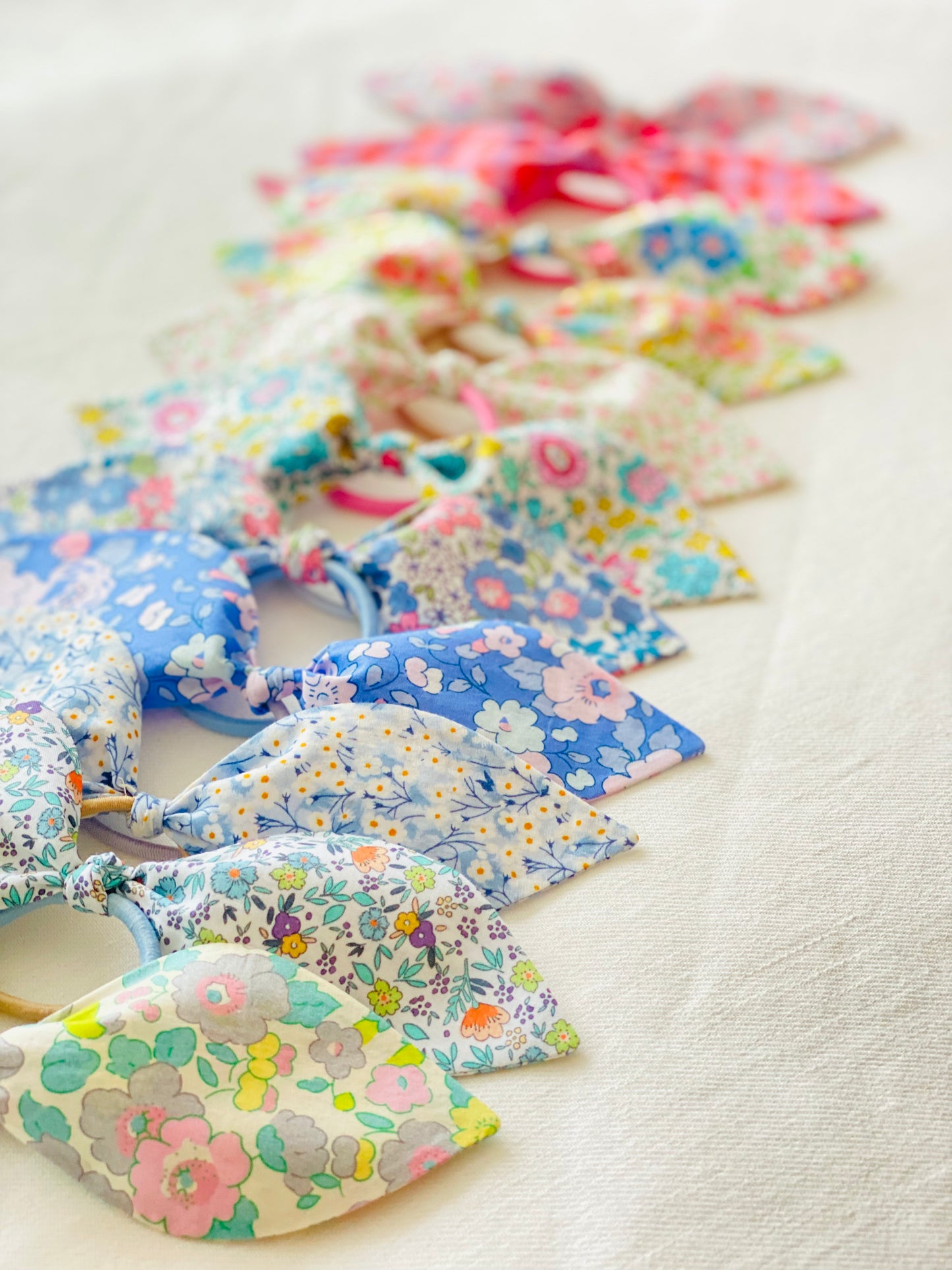 Coletero Orejitas Liberty Swirling Petals