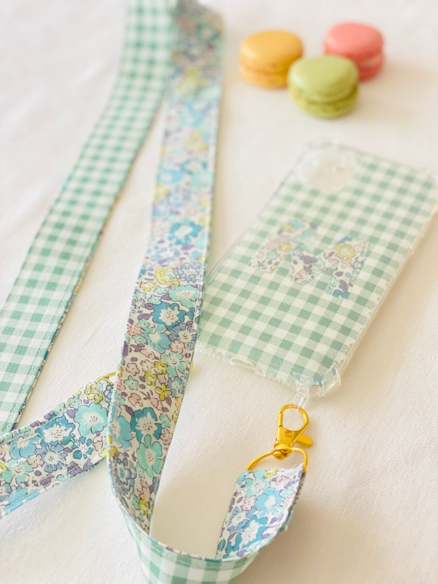 Cuelga Movil Combinado Vichy Verde Seco y Liberty Michelle