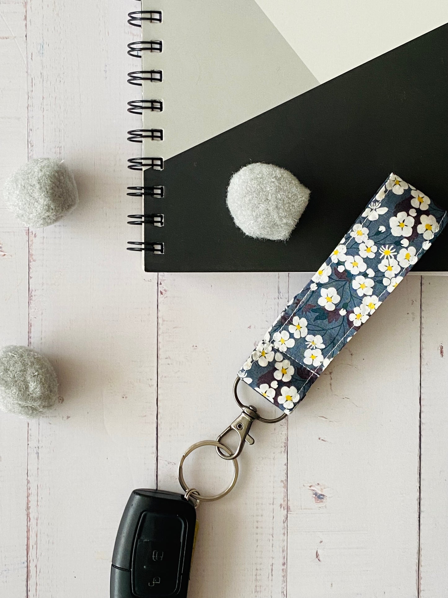Llavero Flores Liberty Grey