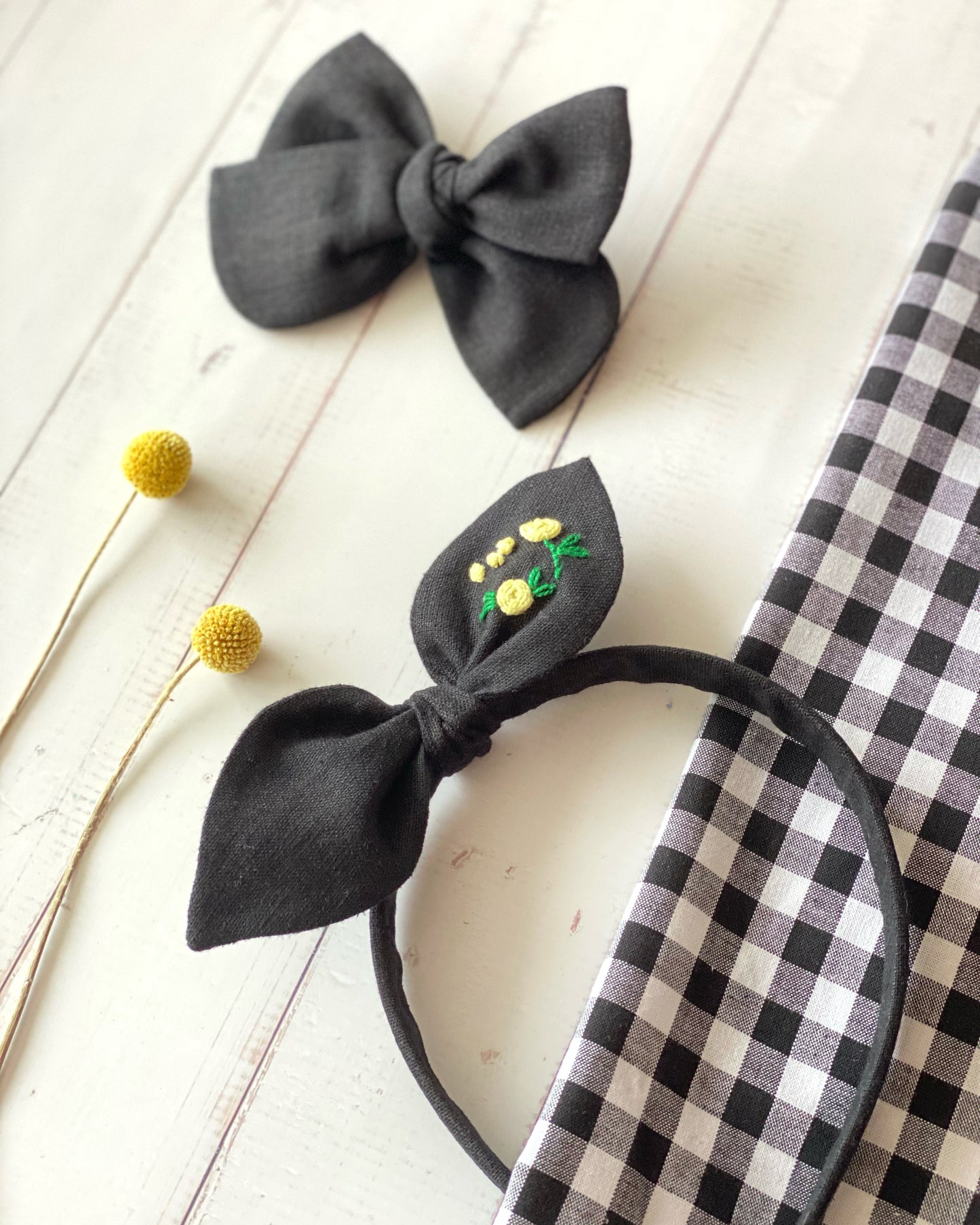 Diadema Orejitas Bordadas Lino Negro