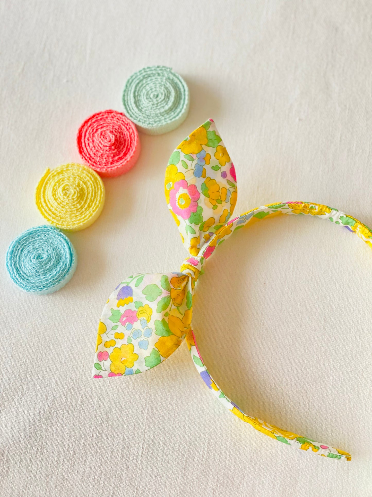 Diadema Orejitas Liberty Betsy Amarillo