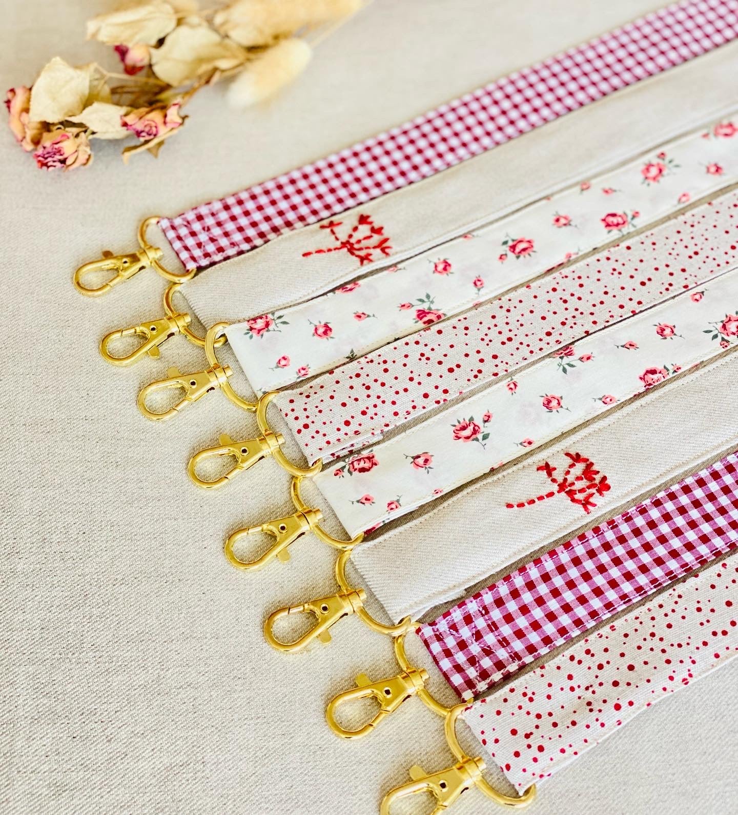 Cuelga Movil Lino Bordado