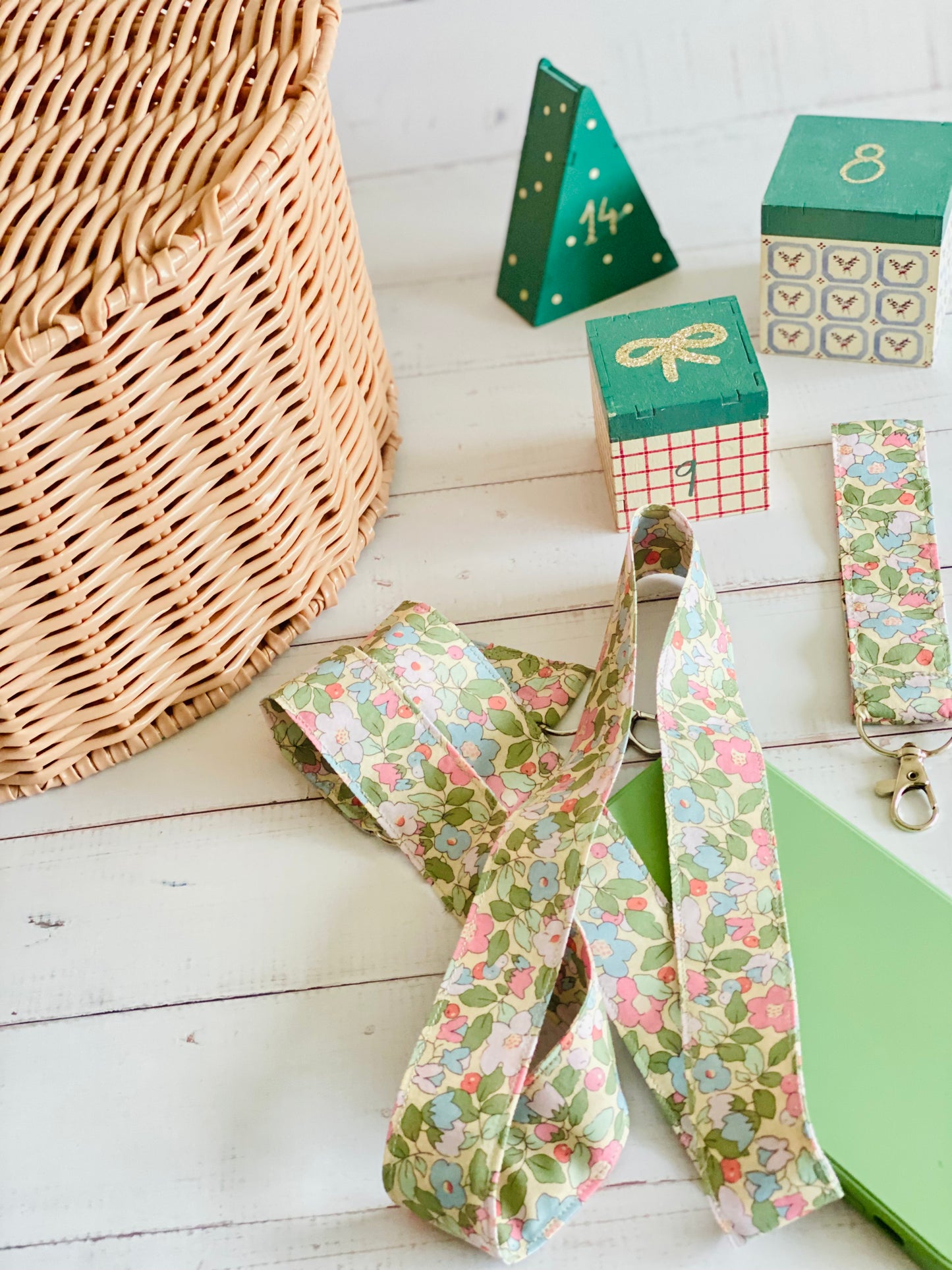 Cuelga Movil Liberty Betsy Berry