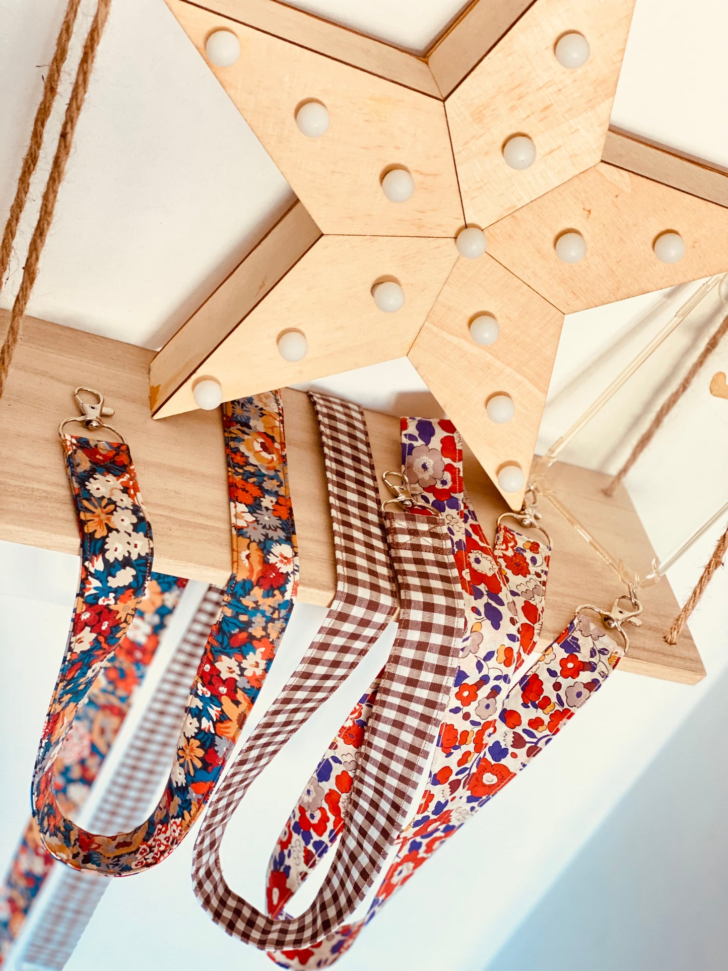 Cuelga Movil Liberty Betsy Rojo y Marron