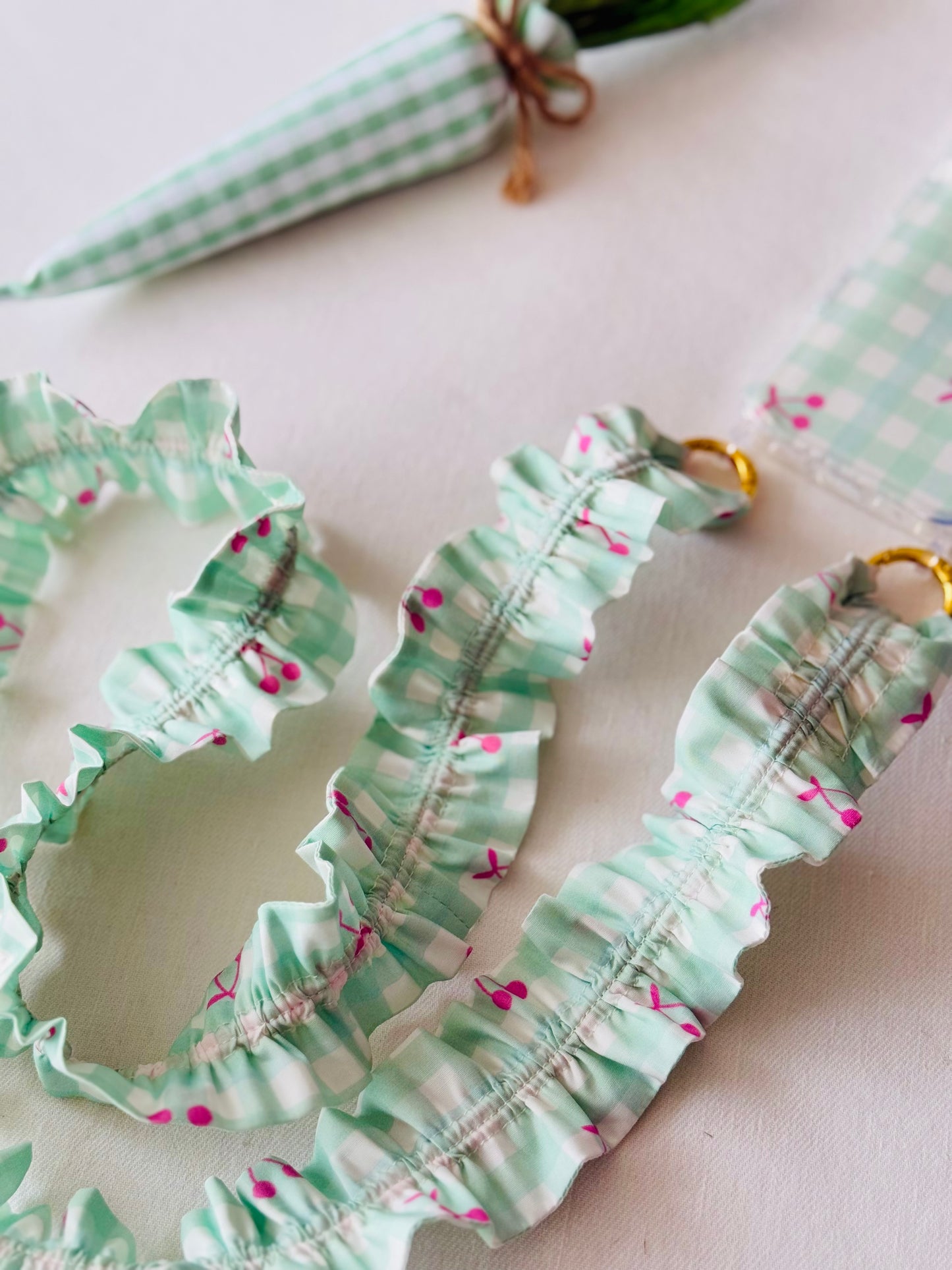 Conjunto Cuelga Movil Rizado Vichy Cerezas