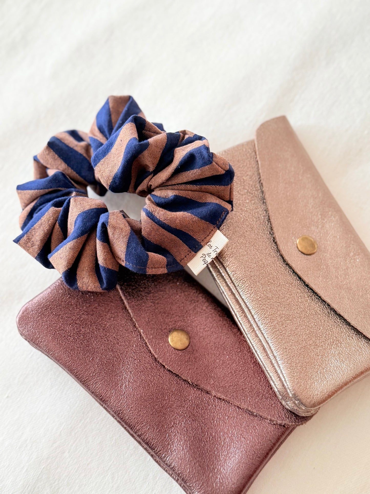 Scrunchie Rayas Tostado y Marino