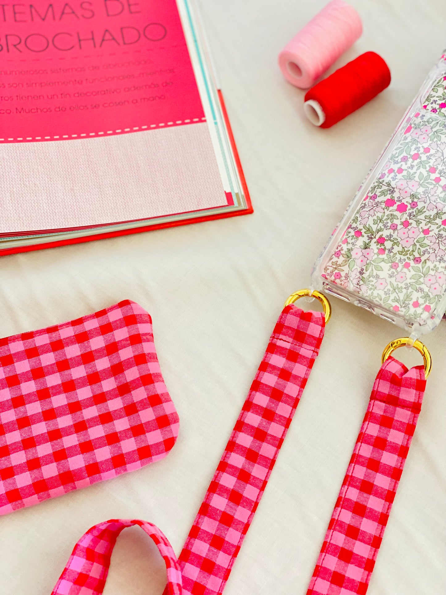 Conjunto Funda Cuelga Movil Vichy Rojo y Rosa