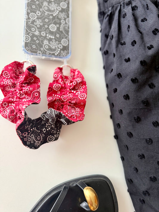 Conjunto Cuelga Movil Rizado Corto Bandana Rojo y Negro (Funda Negra)