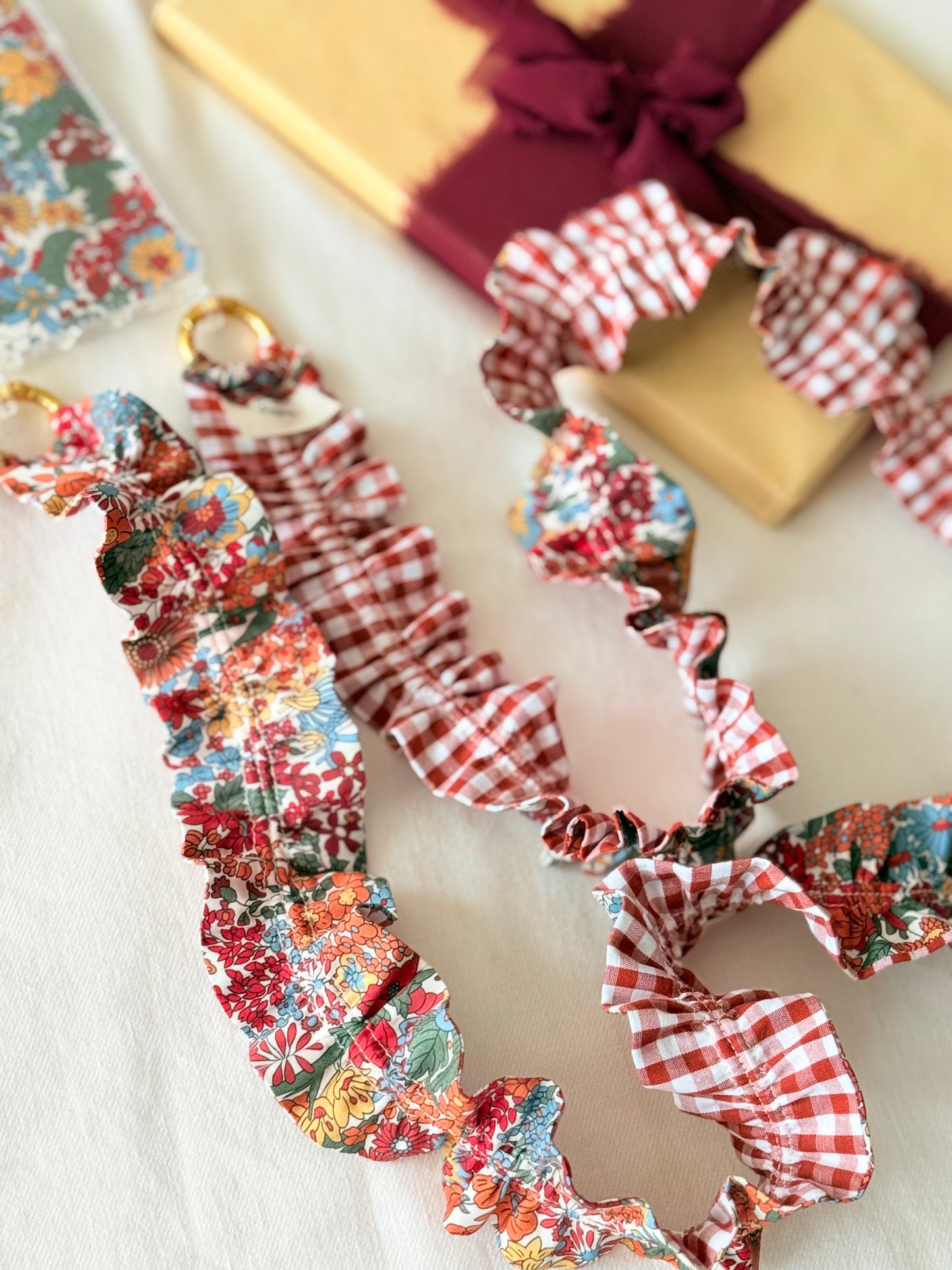 Conjunto Cuelga Movil Liberty Bloom y Vichy Burdeos