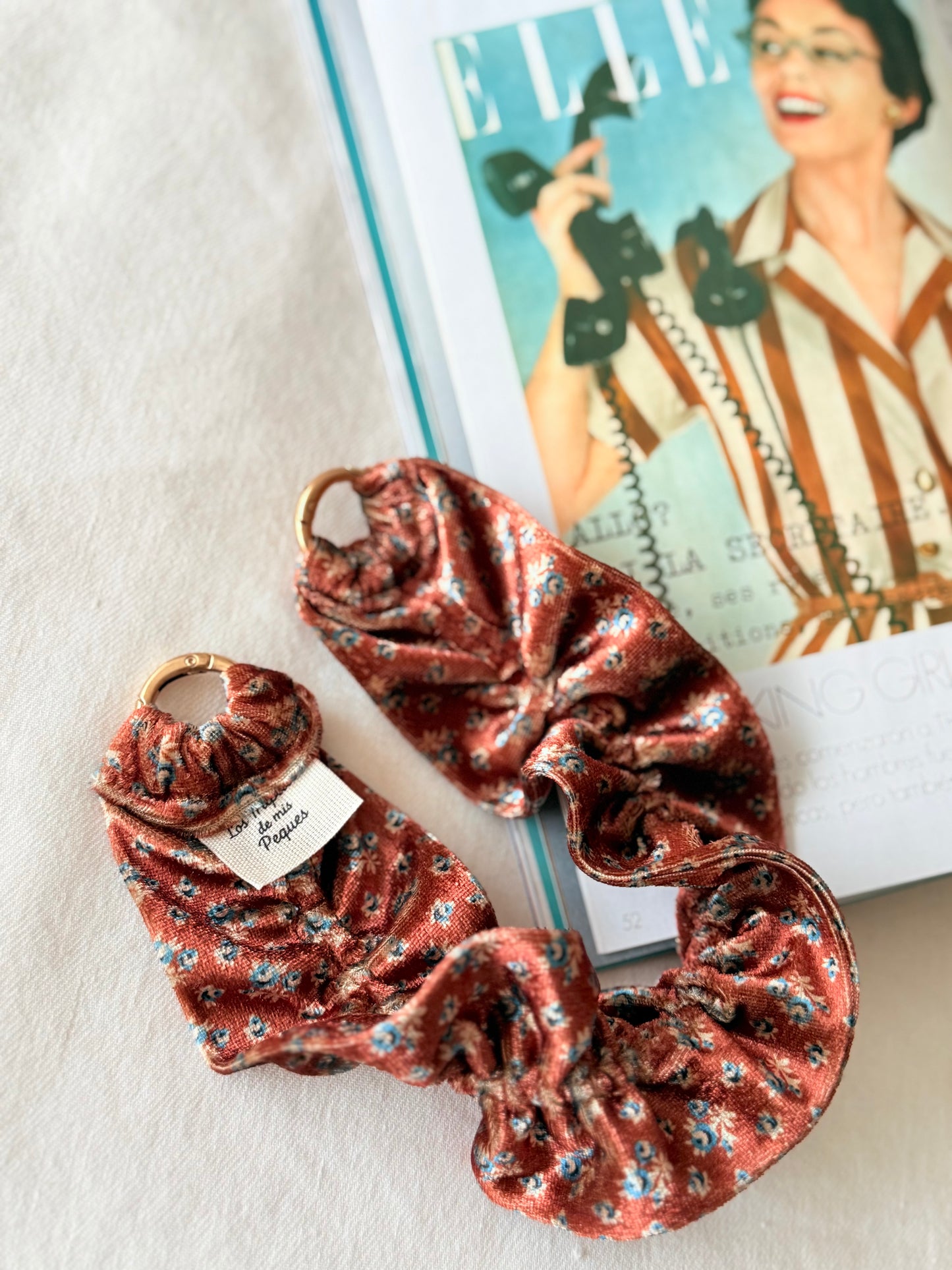 Cuelga Movil Rizado Corto Terciopelo