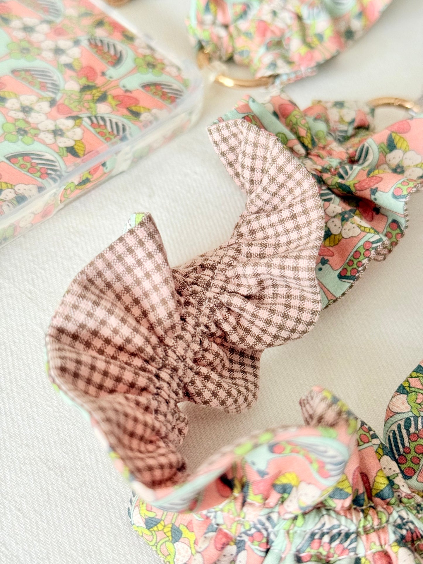 Conjunto Cuelga Movil Rizado Corto Liberty Pájaros y Vichy Rosa y marrón