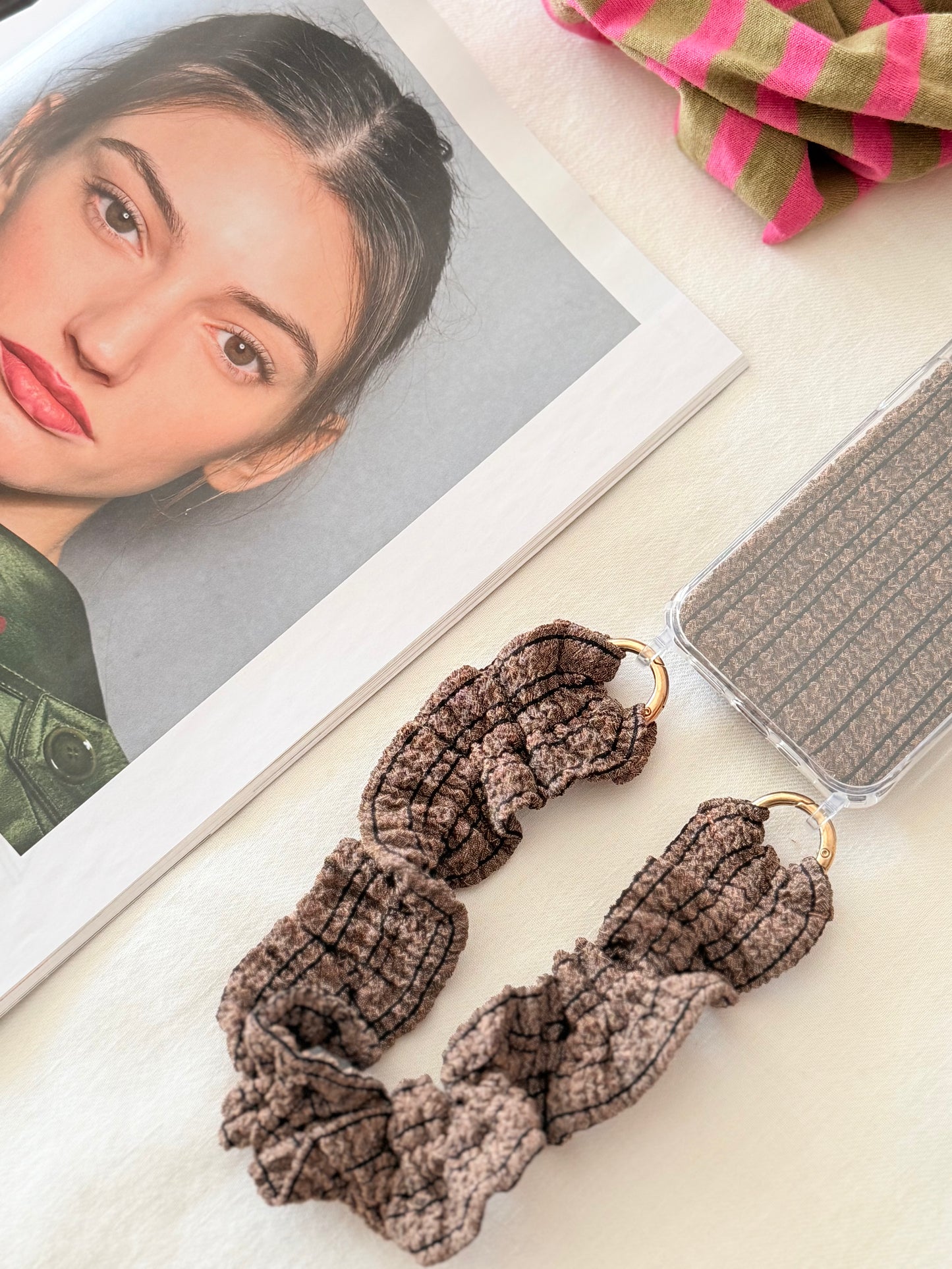 Conjunto Cuelga Movil Rizado Corto Rayas Chocolate