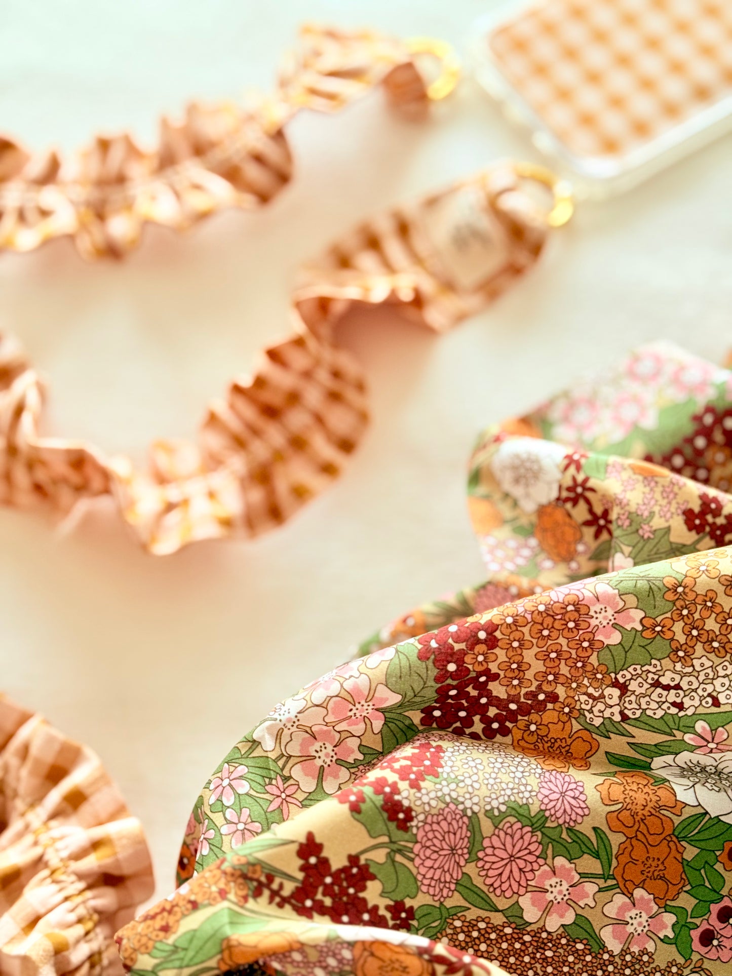 Conjunto Cuelga Movil Rizado Vichy Caramelo