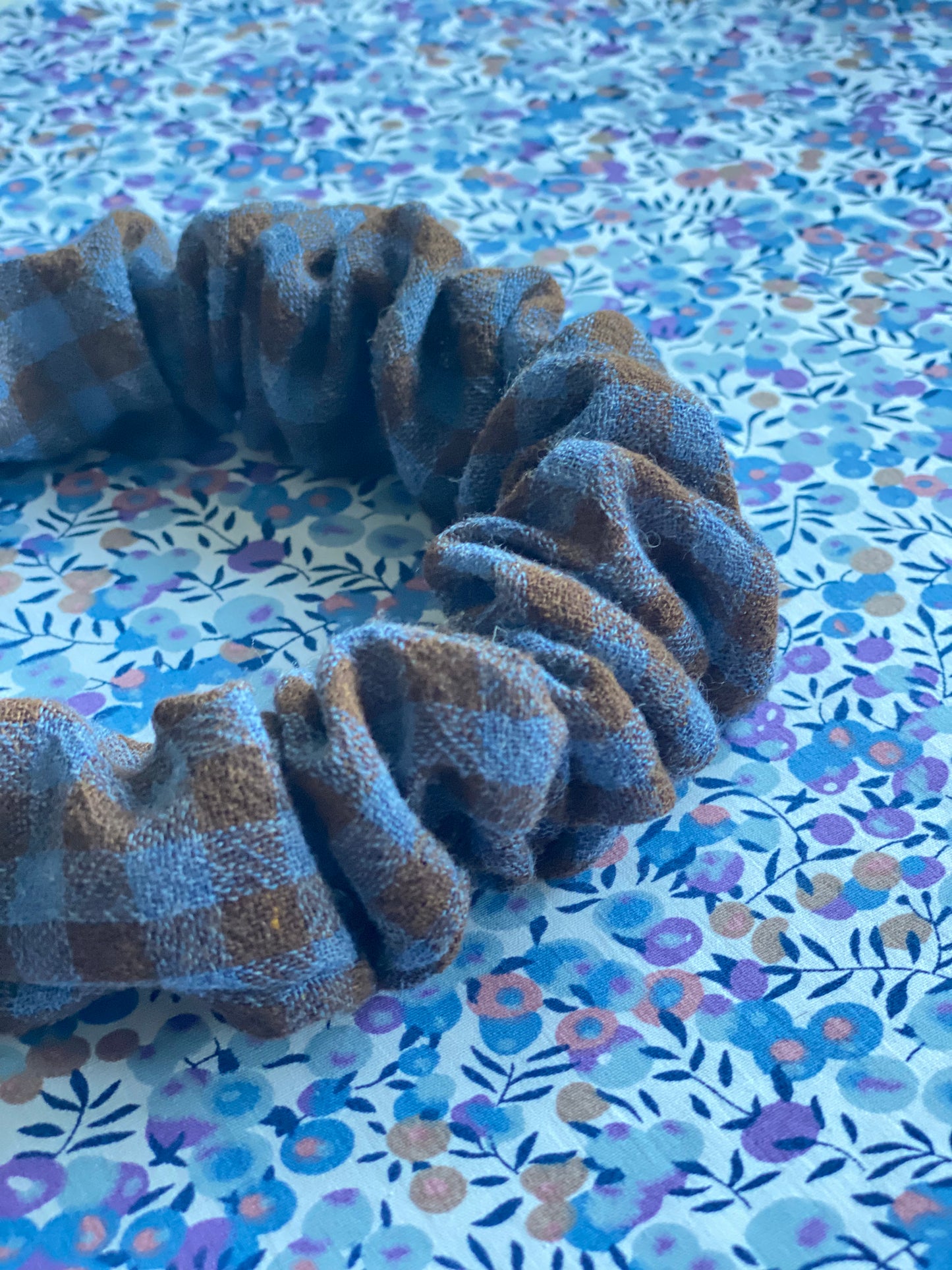 Diadema Scrunchie Vichy Marrón y Azul