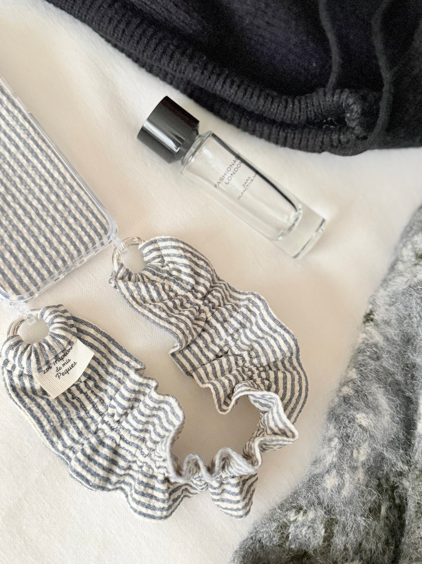 Conjunto Cuelga Movil Rizado Corto Rayas Gris