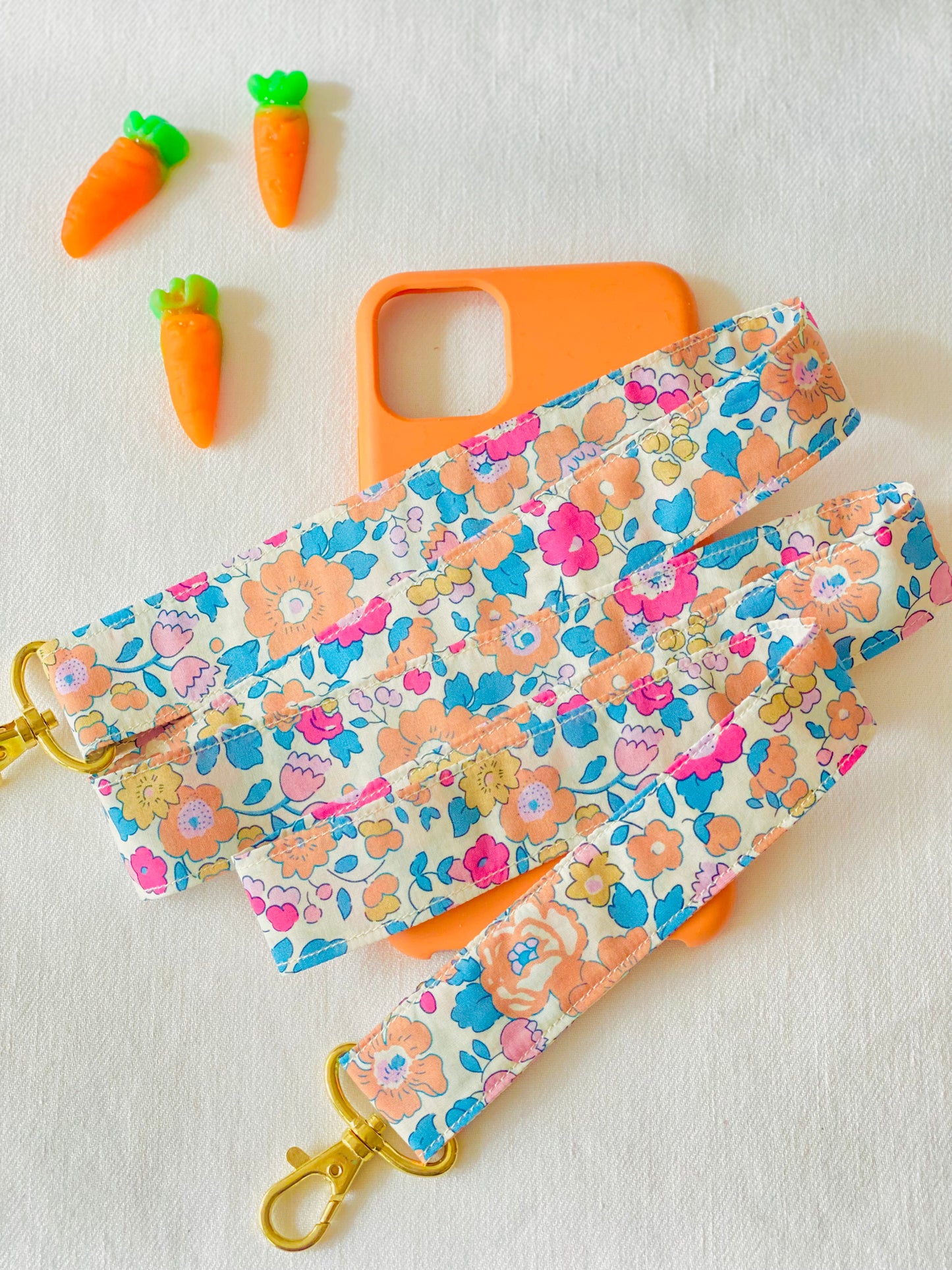 Cuelga Movil Liberty Betsy Coral