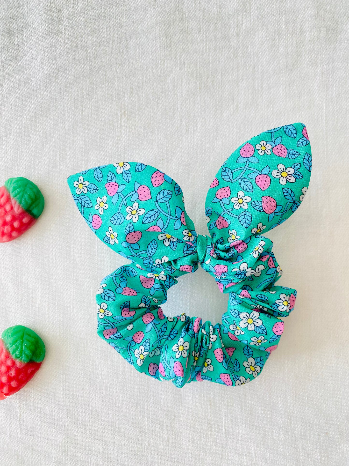 Scrunchie Orejitas Liberty Fresas Verde